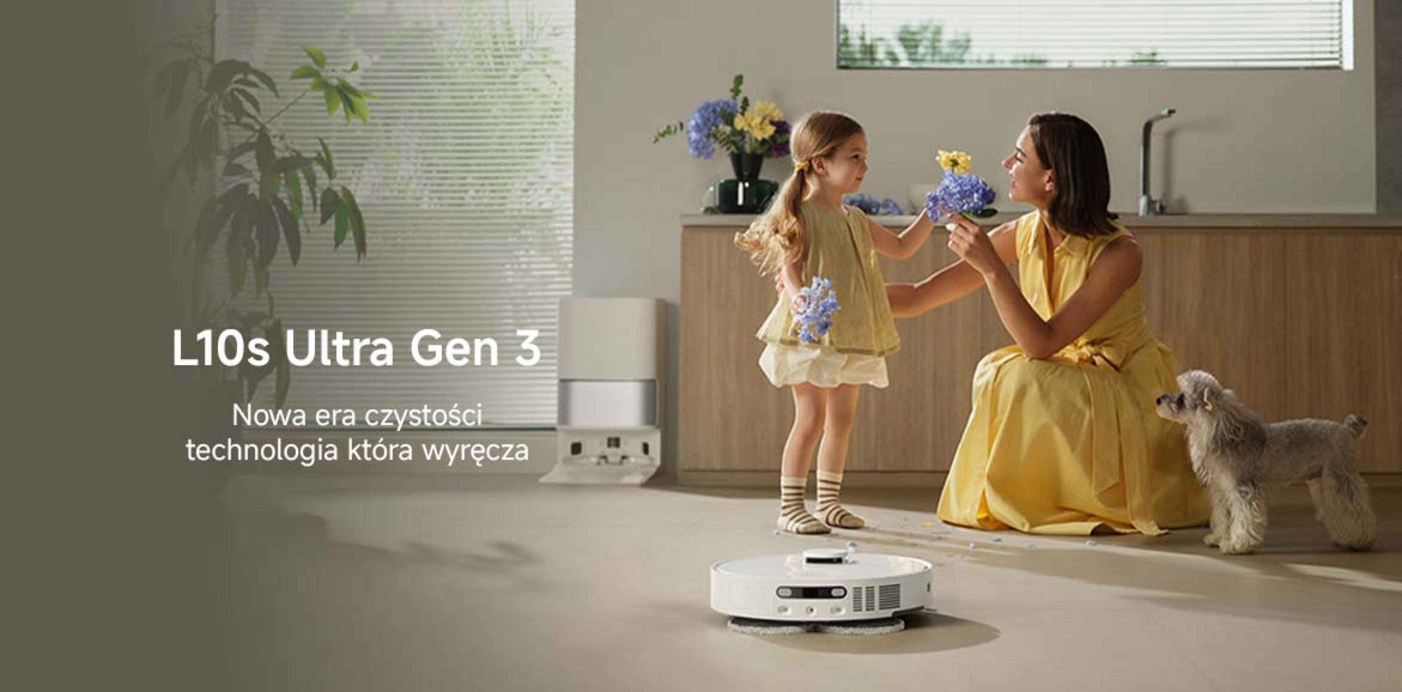 Donna e bambina con fiori, cane e robot aspirapolvere in una stanza.