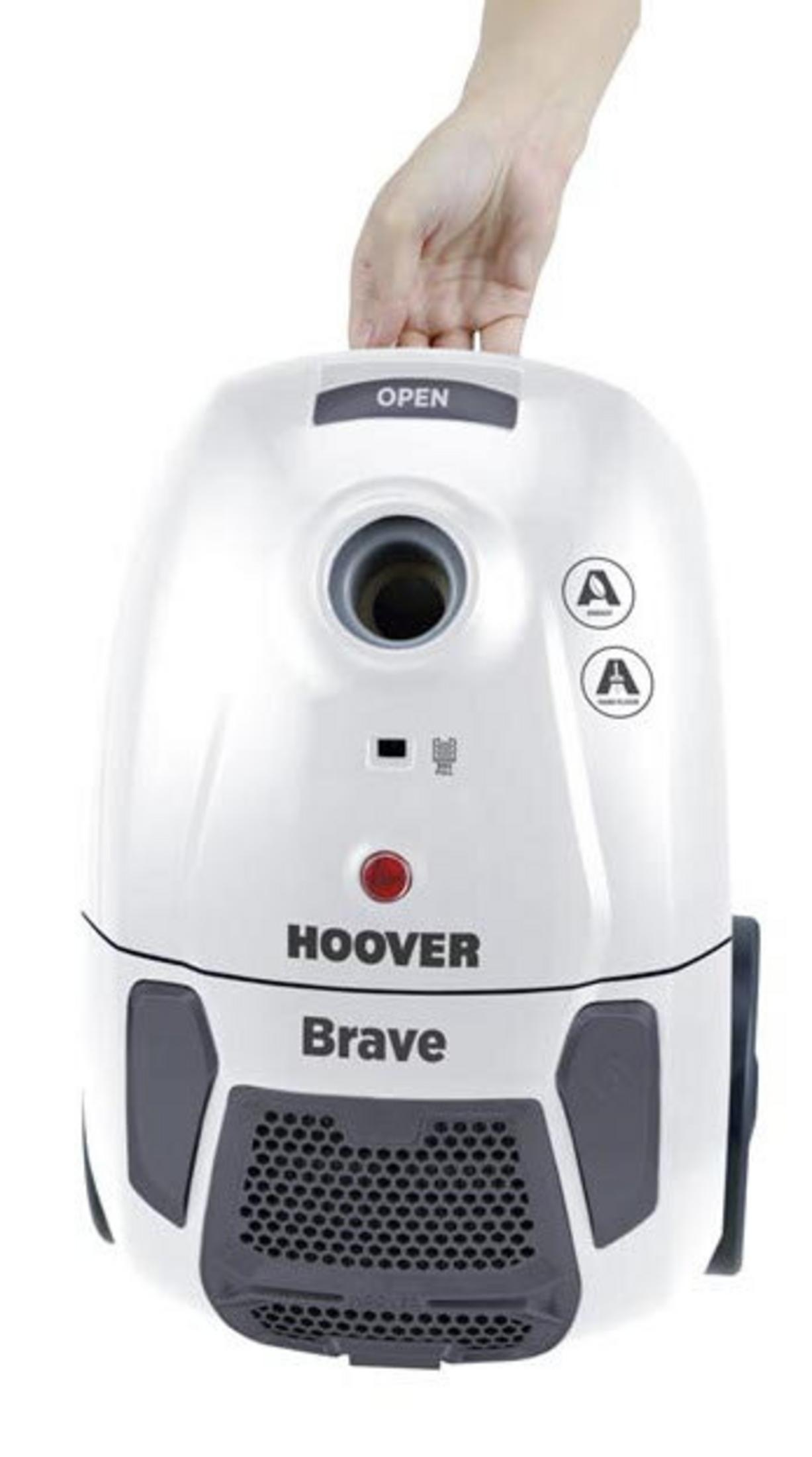 Una mano tiene un aspirapolvere Hoover Brave bianco con accenti grigi.