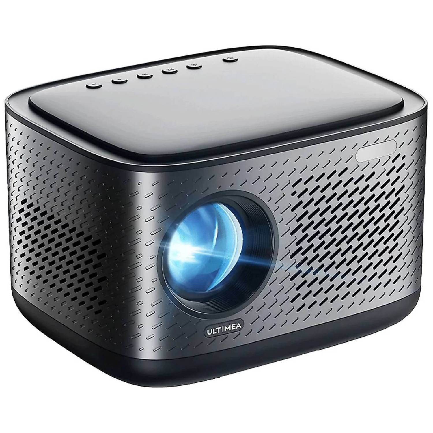 Kompaktowy, ciemny projektor z otworami wentylacyjnymi i niebieskim snopem światła z obiektywu.