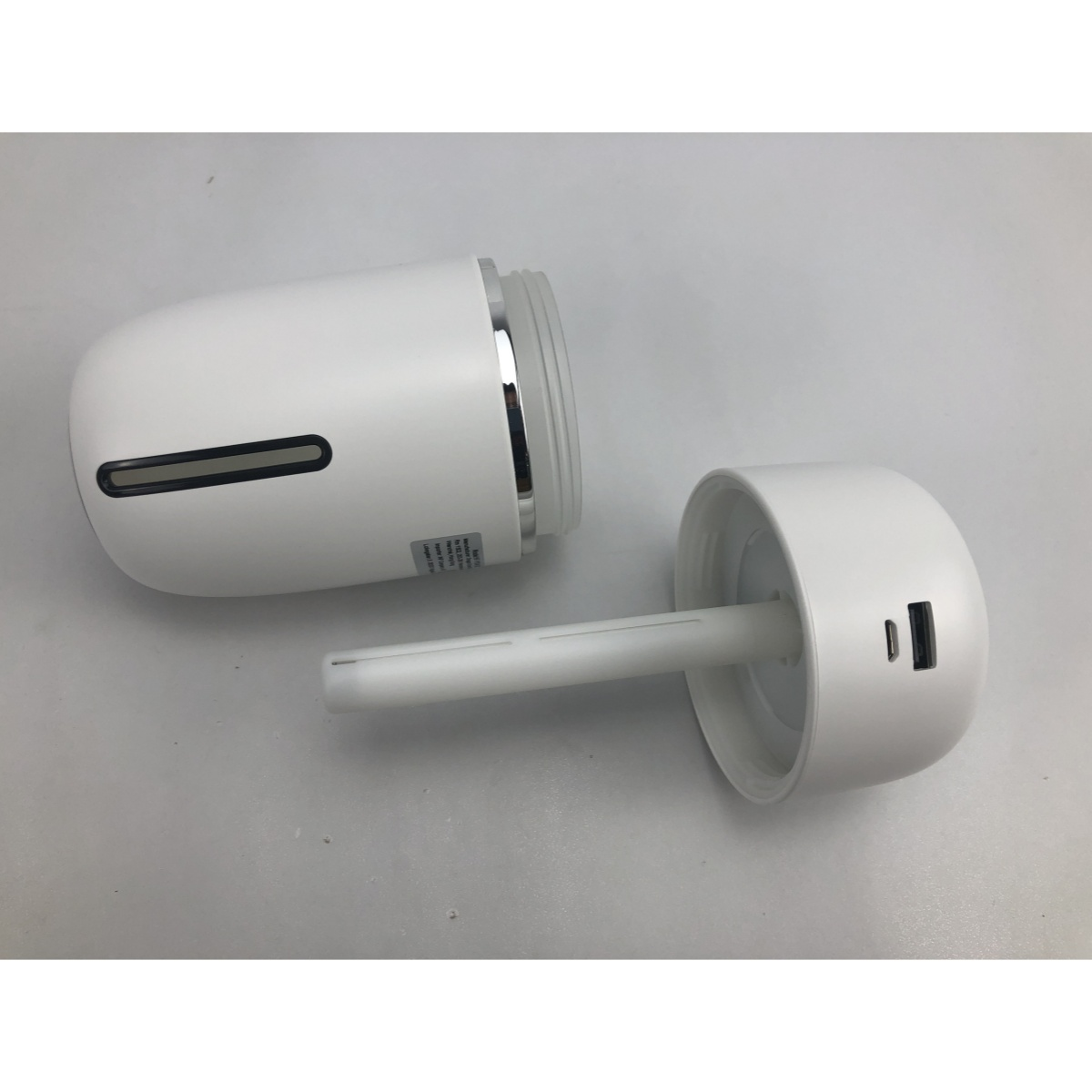 Biały nawilżacz, rozłożony, pokazujący knot i port USB.