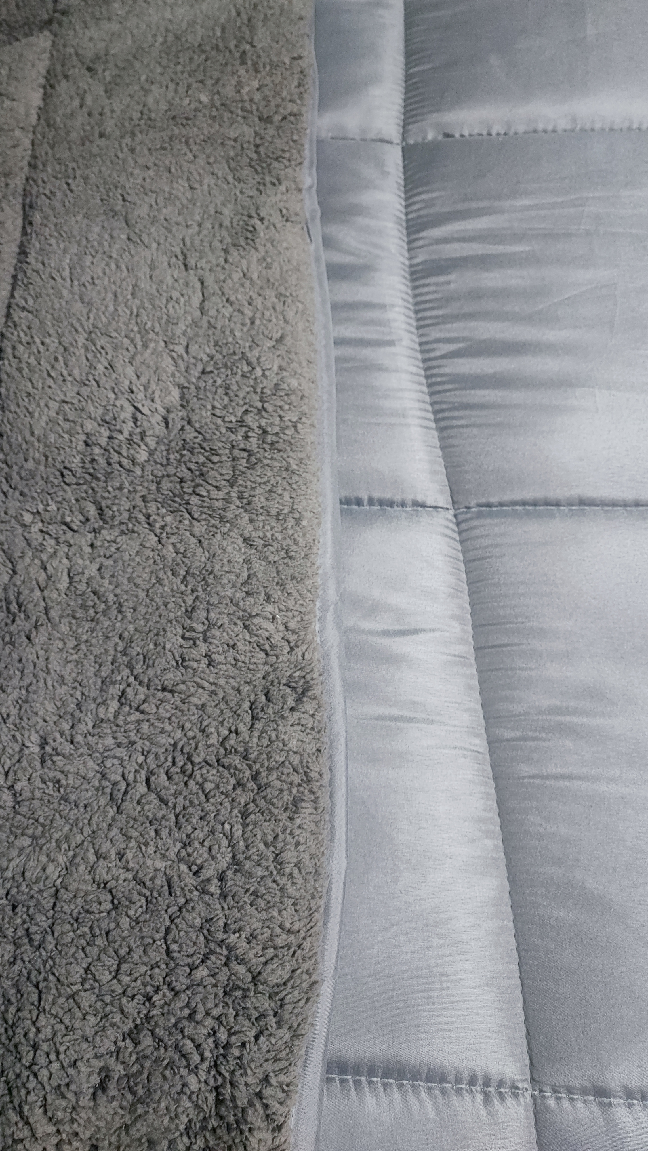 Tela gris tipo oso de peluche junto a tela acolchada gris claro.