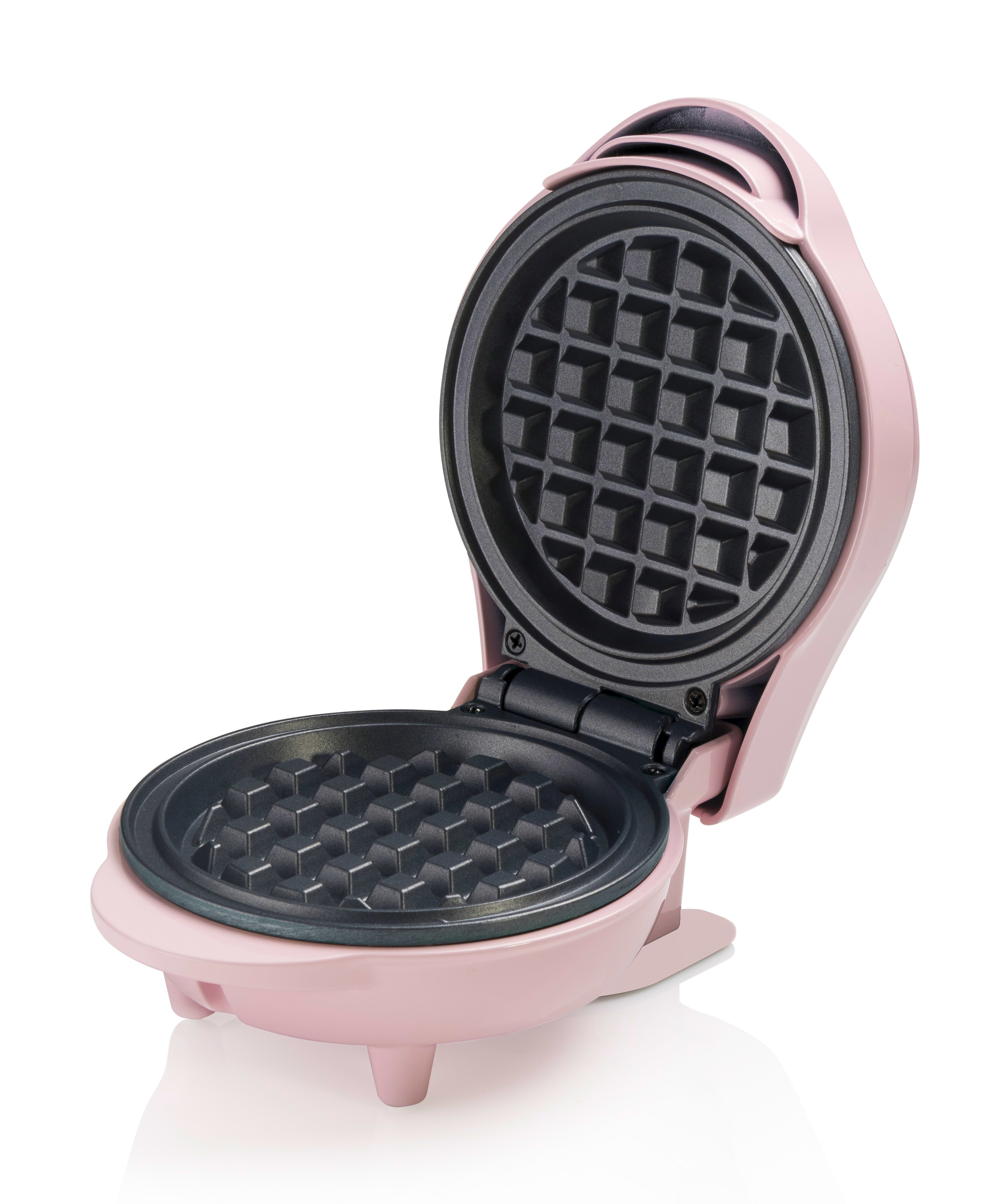 Ein offener rosa Waffelmaker mit schwarzen Heizplatten und Gittermuster.