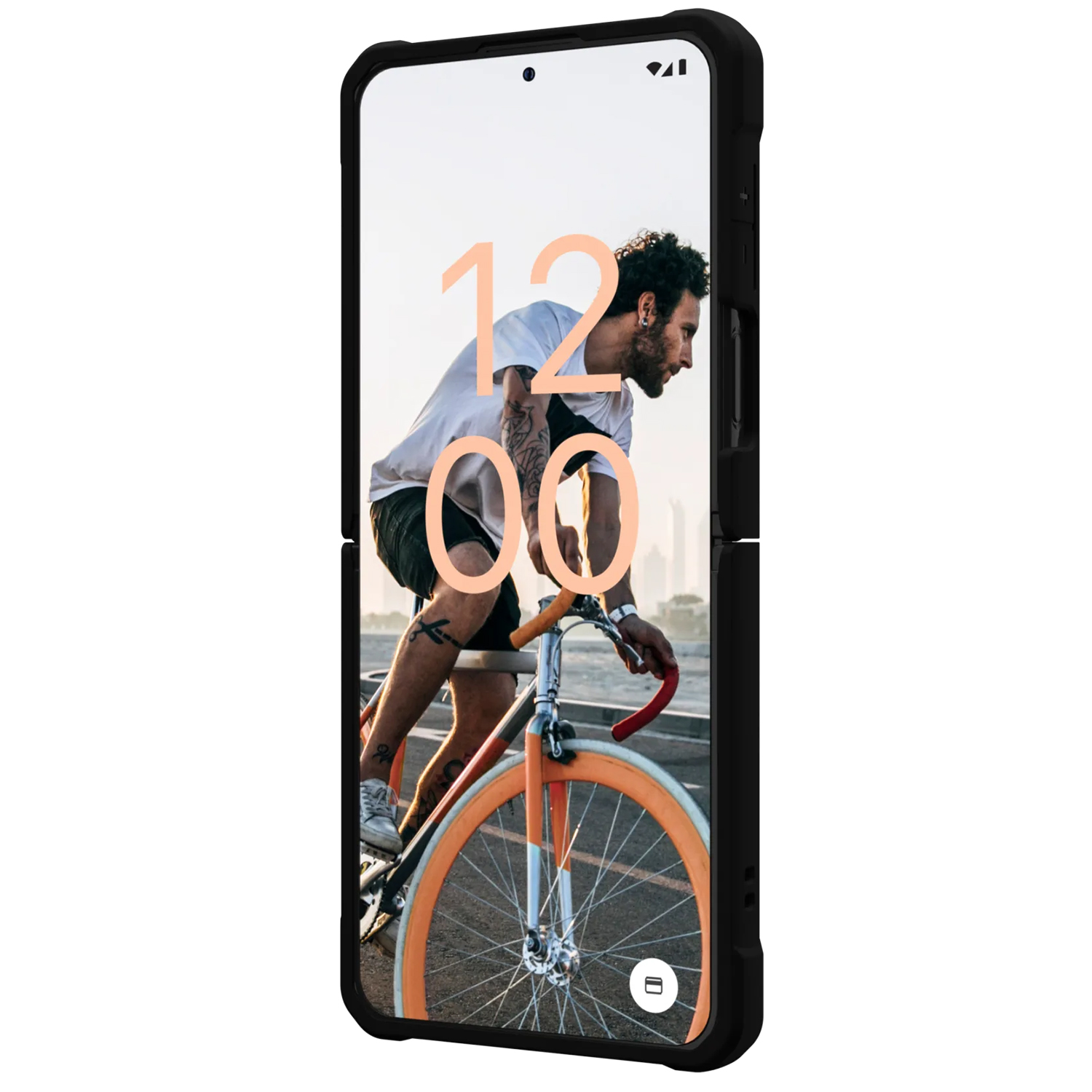 Man op een fiets met oranje velgen, scherm toont 12:00.