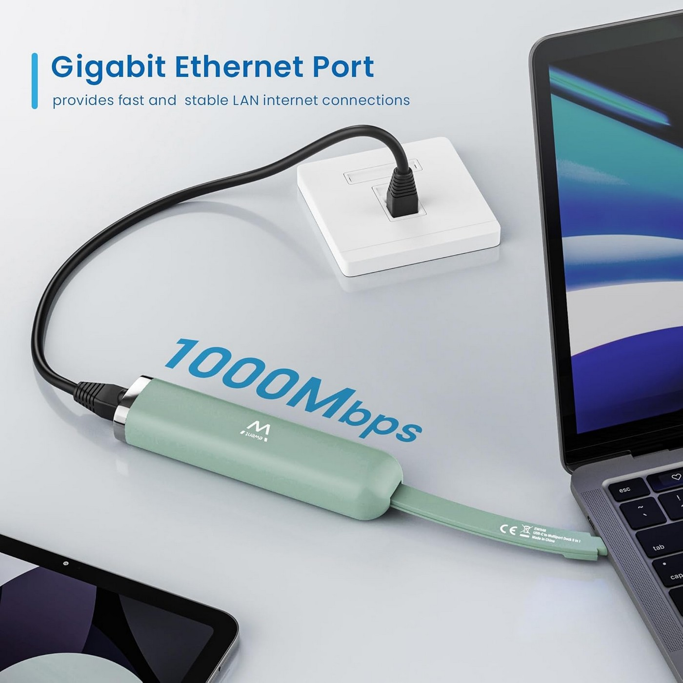 Un adattatore USB-C verde collega un laptop a una presa. 1000Mbps.