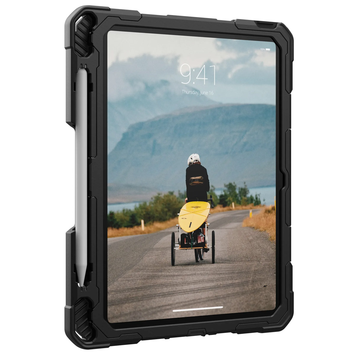 Tablet w wytrzymałej czarnej obudowie pokazuje rowerzystę z deską surfingową na przyczepce.