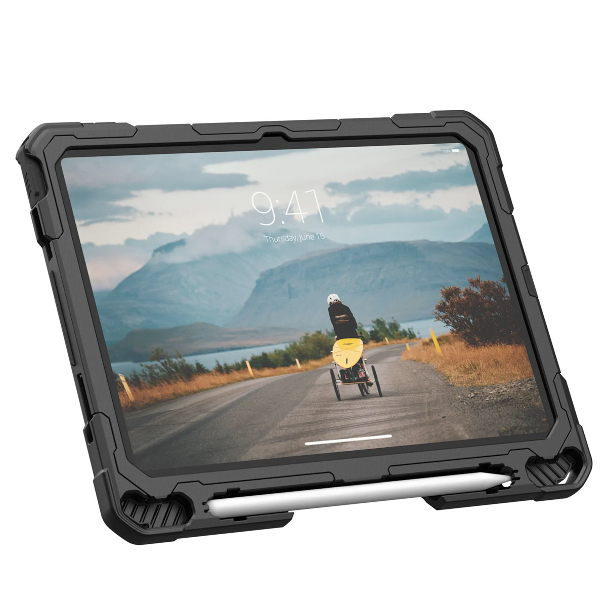 Wytrzymałe etui na tablet z uchwytem na rysik. Obraz przedstawia krajobraz górski.