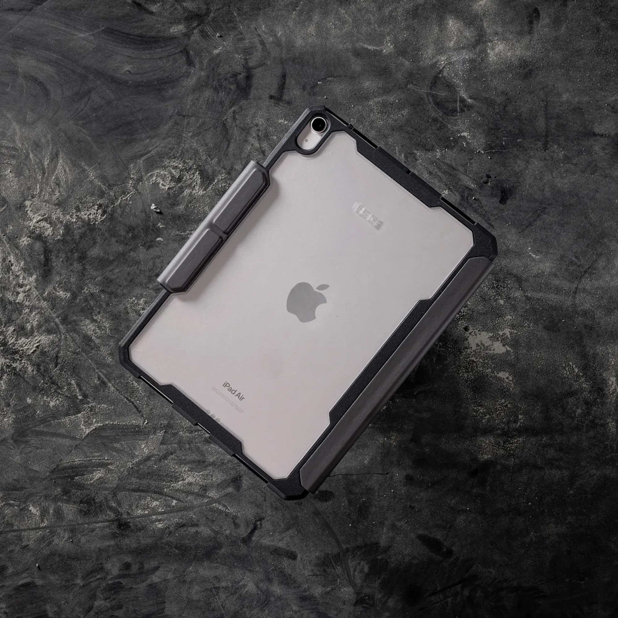 Een zwarte iPad Air met een doorzichtige hoes rust op een donker oppervlak.
