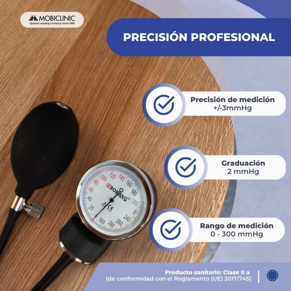 Un tensiómetro digital con manguito sobre una superficie de madera.