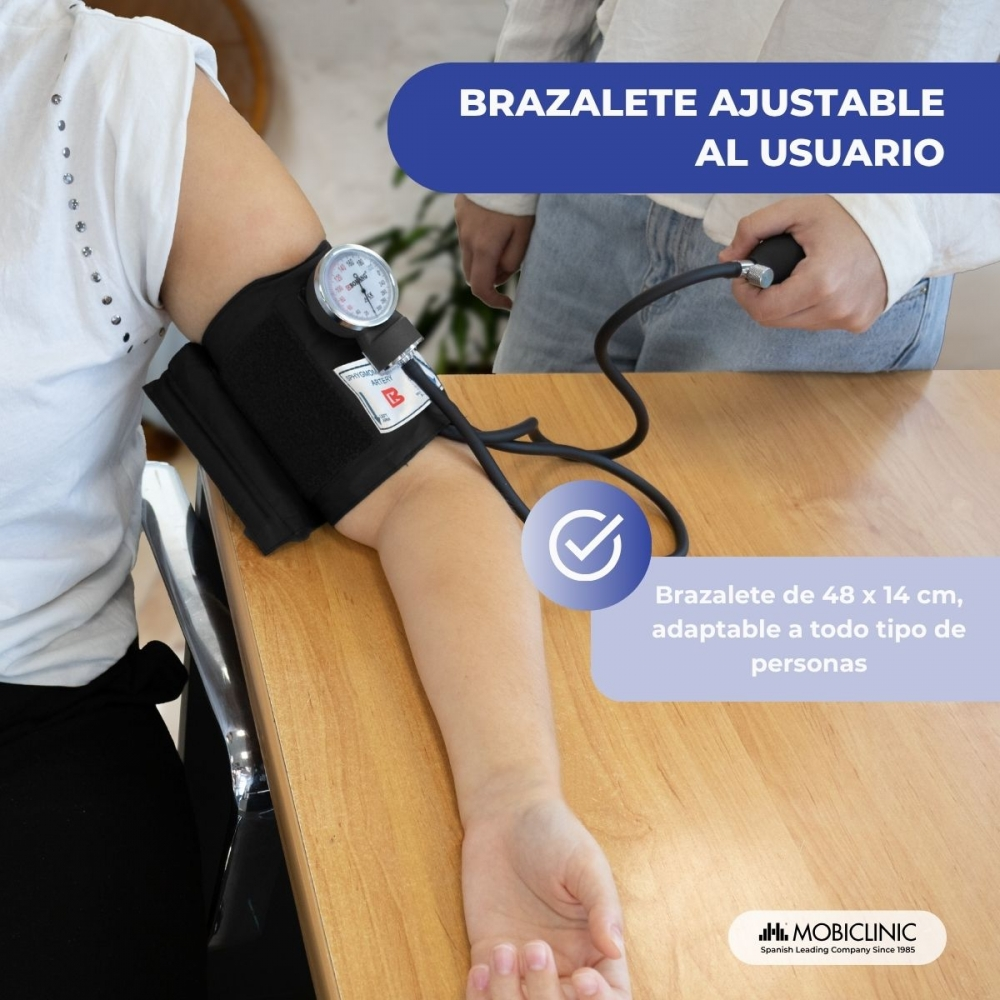 Un brazo con brazalete de presión arterial en una mesa de madera.