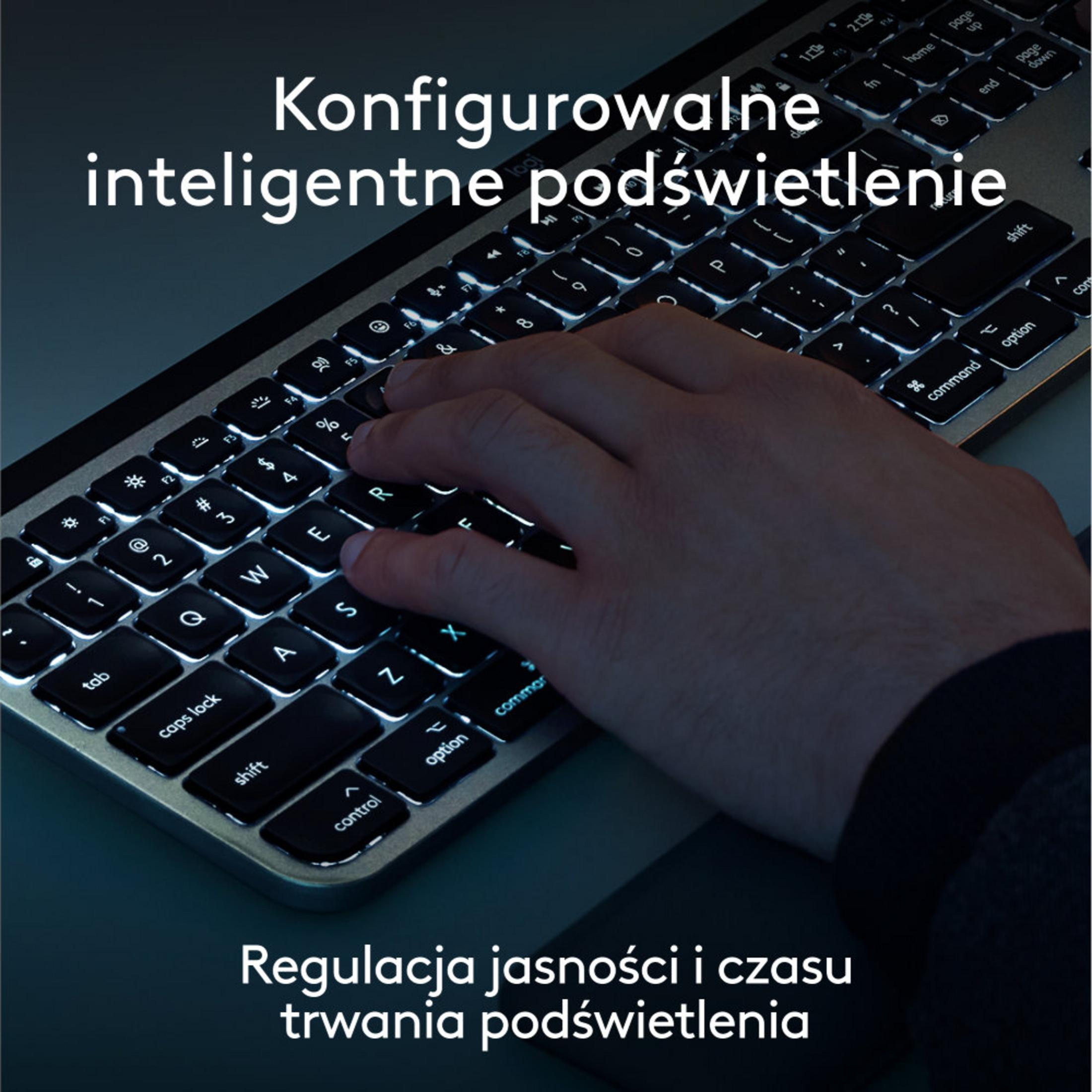 Eine Hand tippt auf einer beleuchteten Tastatur, die Texte auf Polnisch anzeigt.