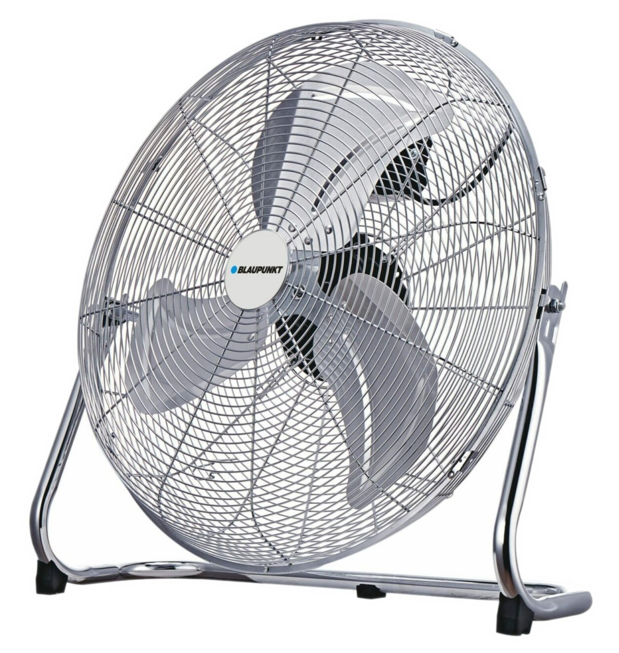 Un ventilatore da terra argentato con griglia metallica e tre pale.