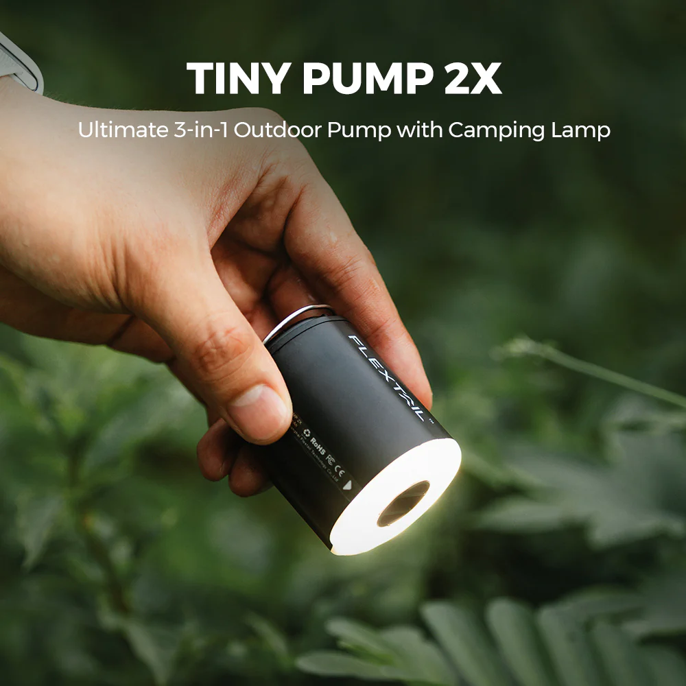 Eine Hand hält ein schwarzes zylindrisches Gerät mit Licht. Text: Tiny Pump 2X.
