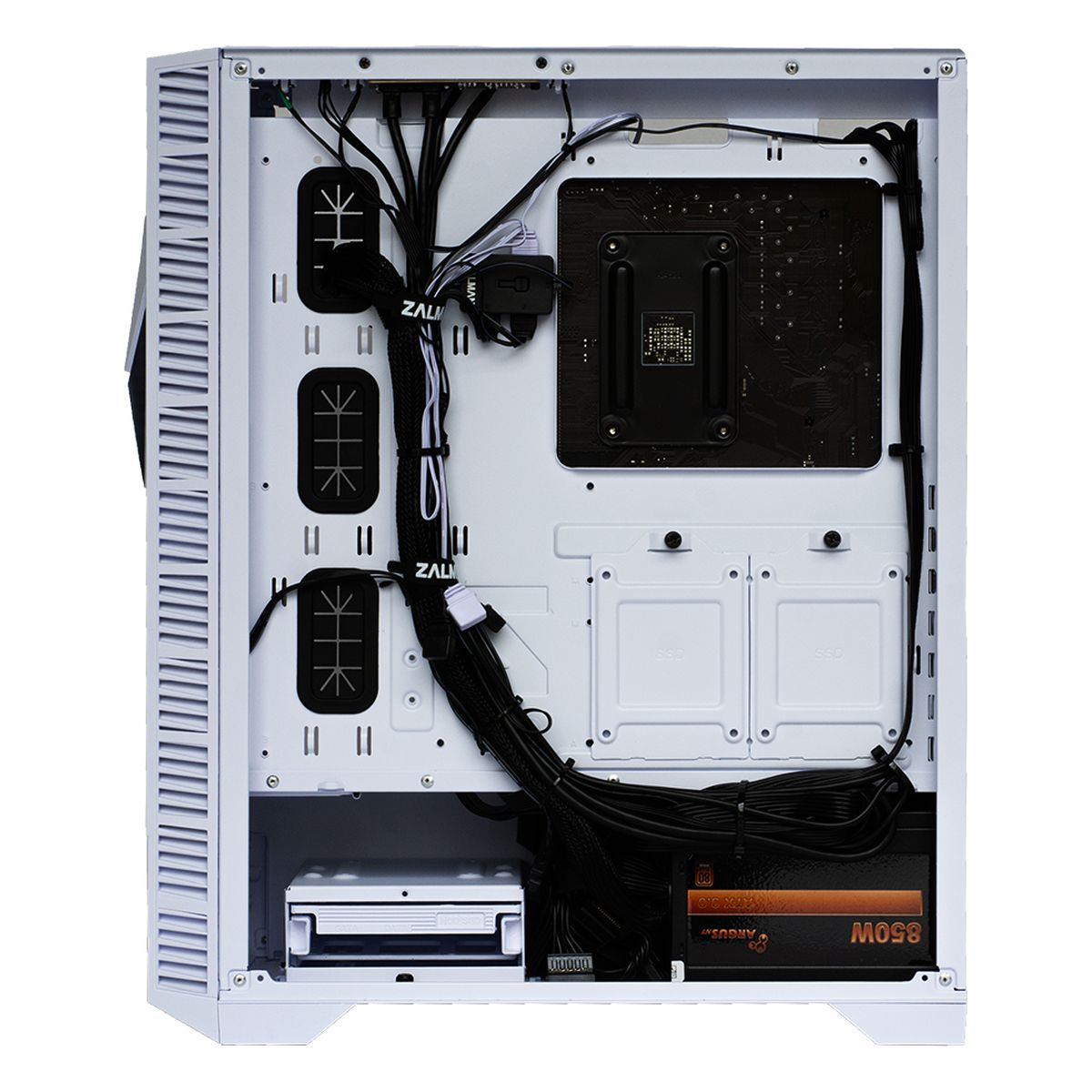 Interieur van een witte computerkast met kabels, voeding en moederbordbevestiging.