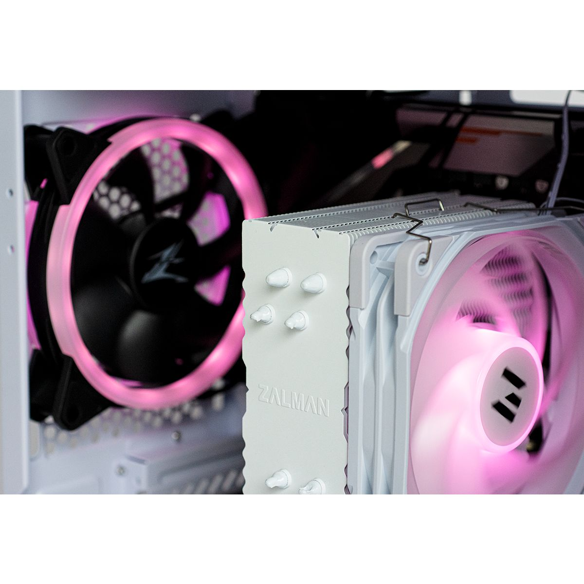 Een witte CPU-koeler met roze verlichte ventilatoren in een computerkast.