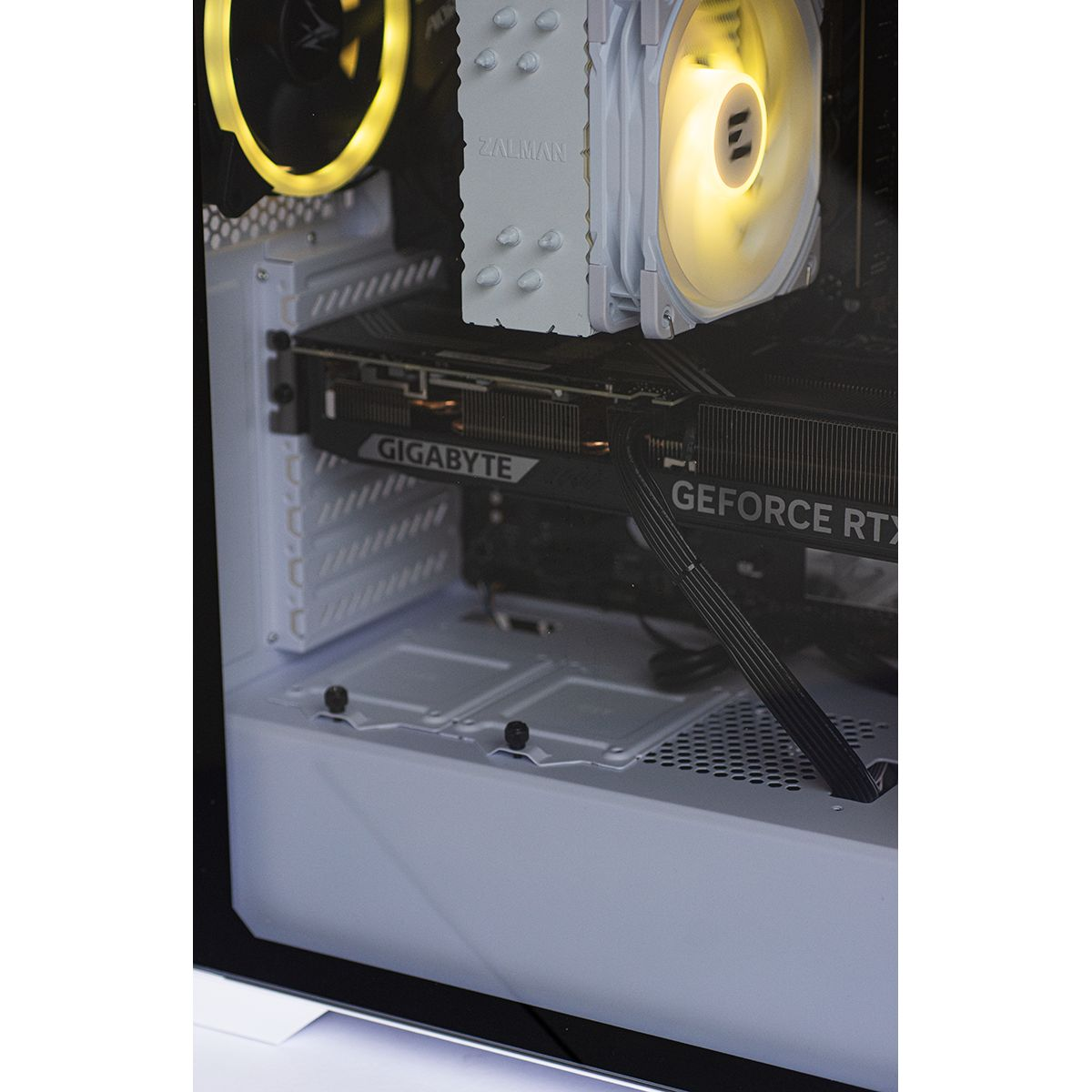 PC-behuizing met grafische kaart en ventilatoren met gele verlichting.