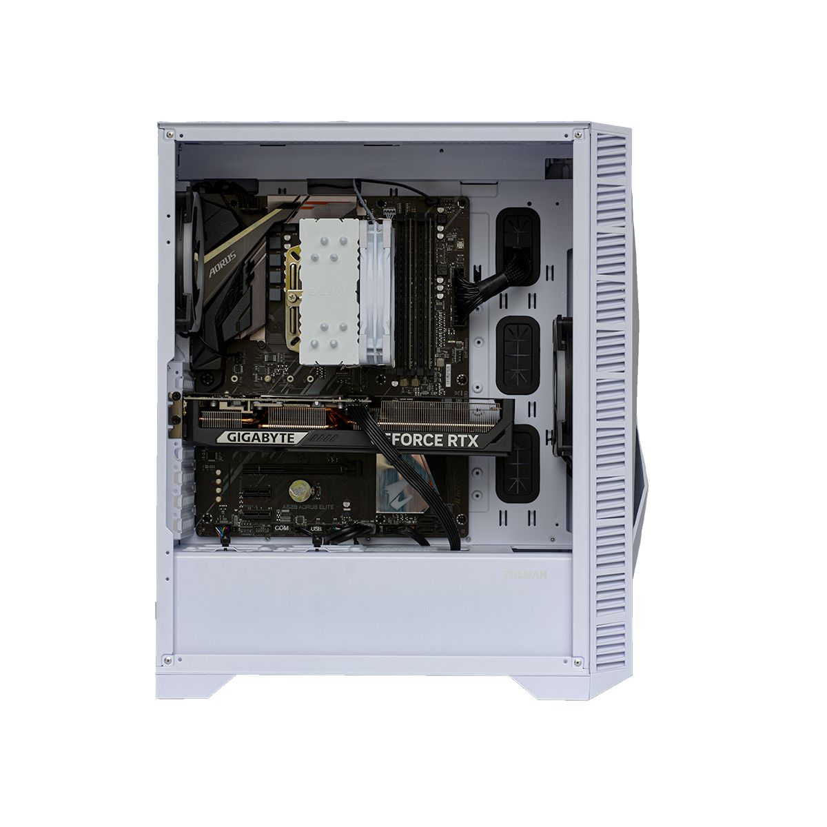 Een open, witte computerkast met zichtbare moederbord, grafische kaart en koeler.