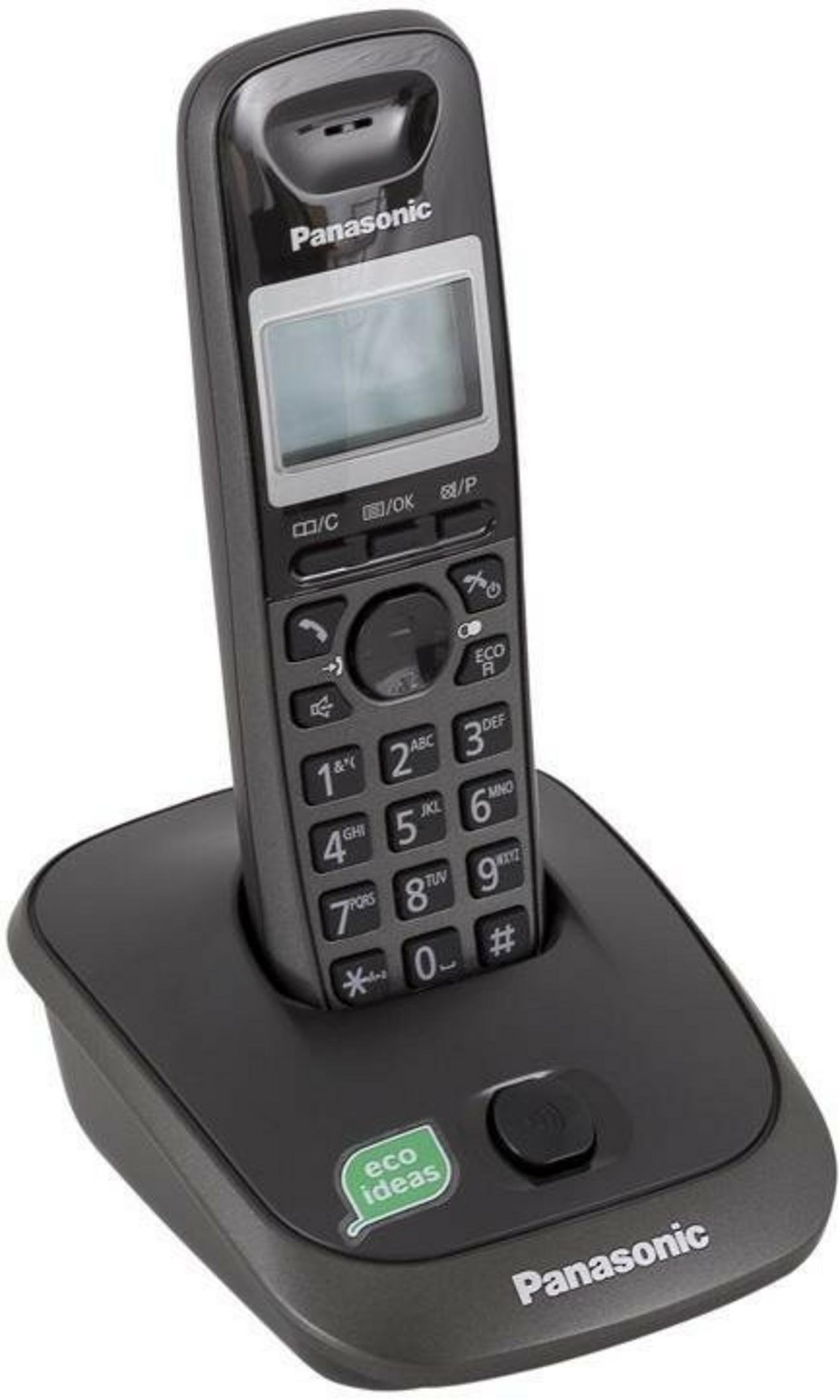 Un telefono cordless Panasonic nero è sulla sua base di ricarica con un adesivo "eco ideas".