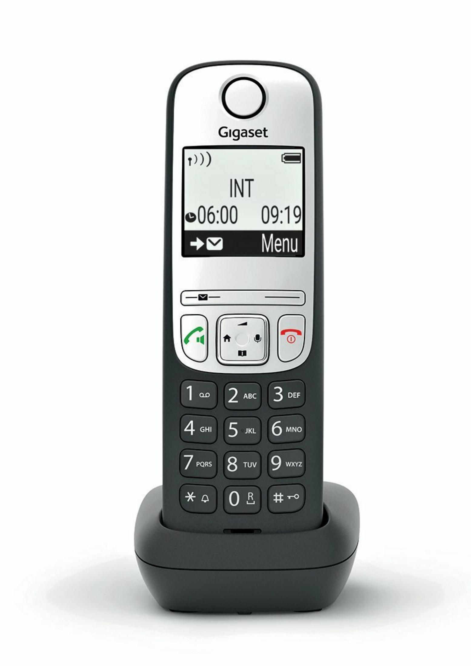 Un telefono cordless Gigaset bianco e nero nella sua base di ricarica.