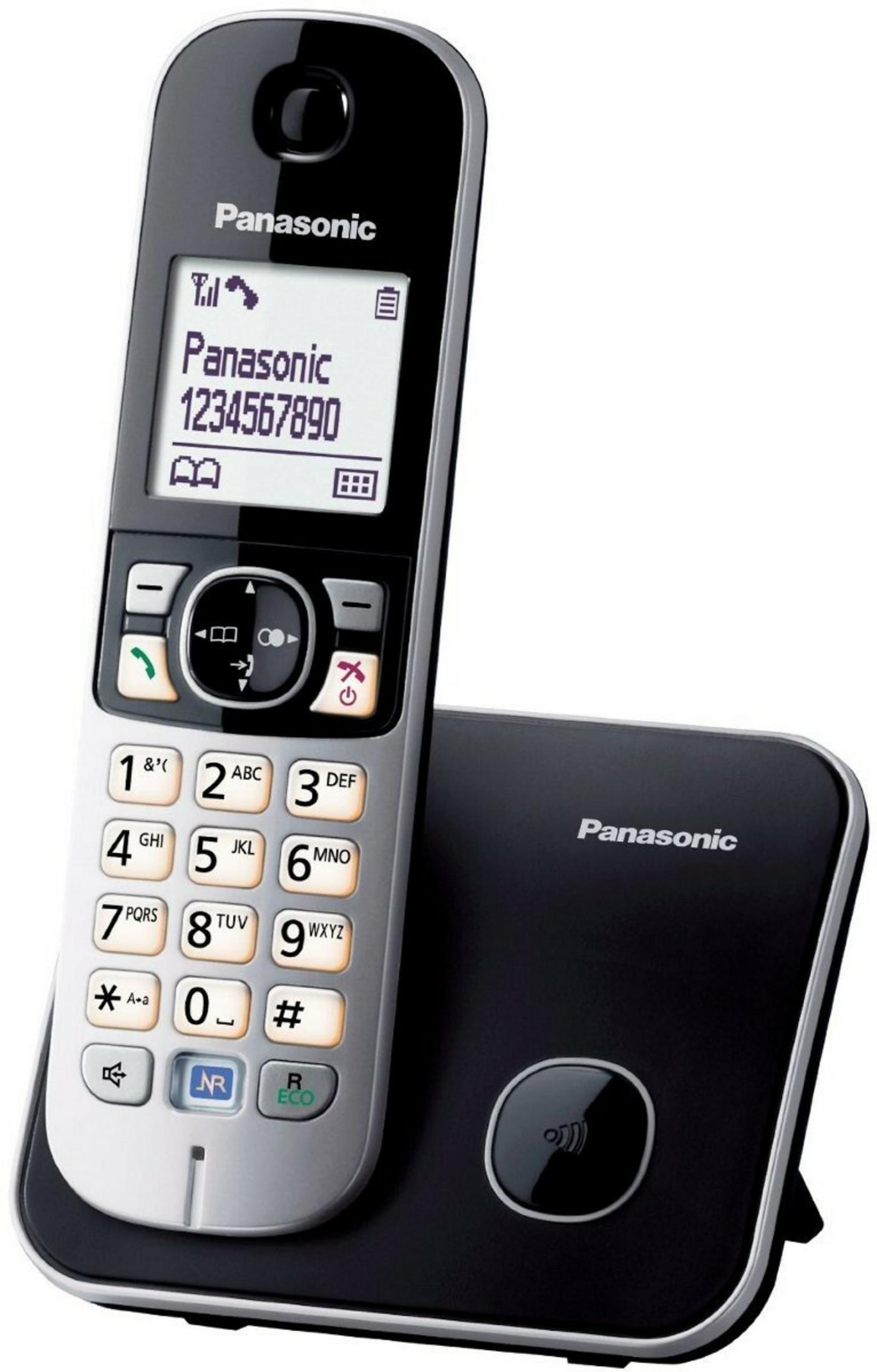 Un telefono cordless Panasonic nero con display argentato sulla sua base di ricarica.