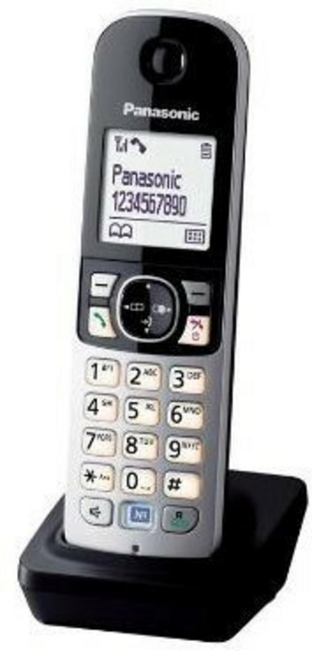 Un telefono cordless Panasonic nero con pulsanti e display è sulla sua base di ricarica.