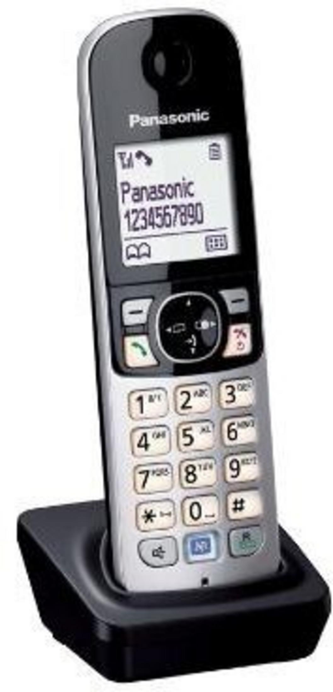 Un telefono cordless Panasonic con corpo argentato e base di ricarica nera.