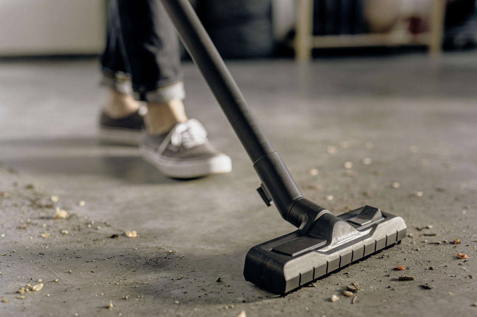 Vloerreiniging: stofzuigerkop zuigt vuil op betonnen vloer.