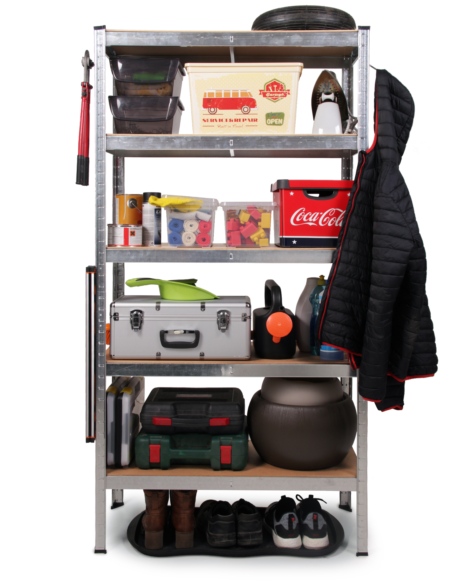 Regal mit verschiedenen Gegenständen, darunter Mantel, Werkzeuge, Kisten und Schuhe.