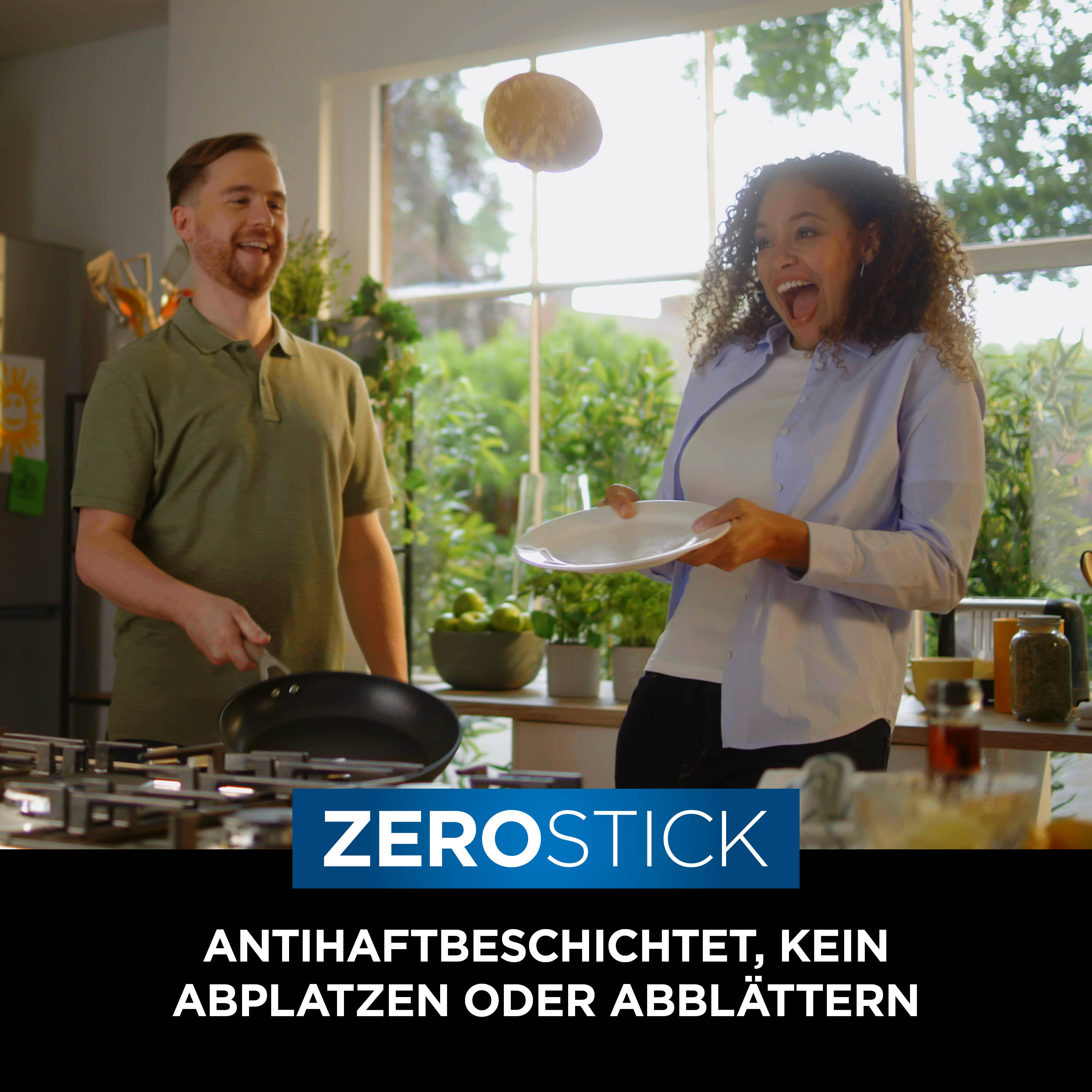 Uomo e donna in cucina con padella e piatto. Logo Zerostick.
