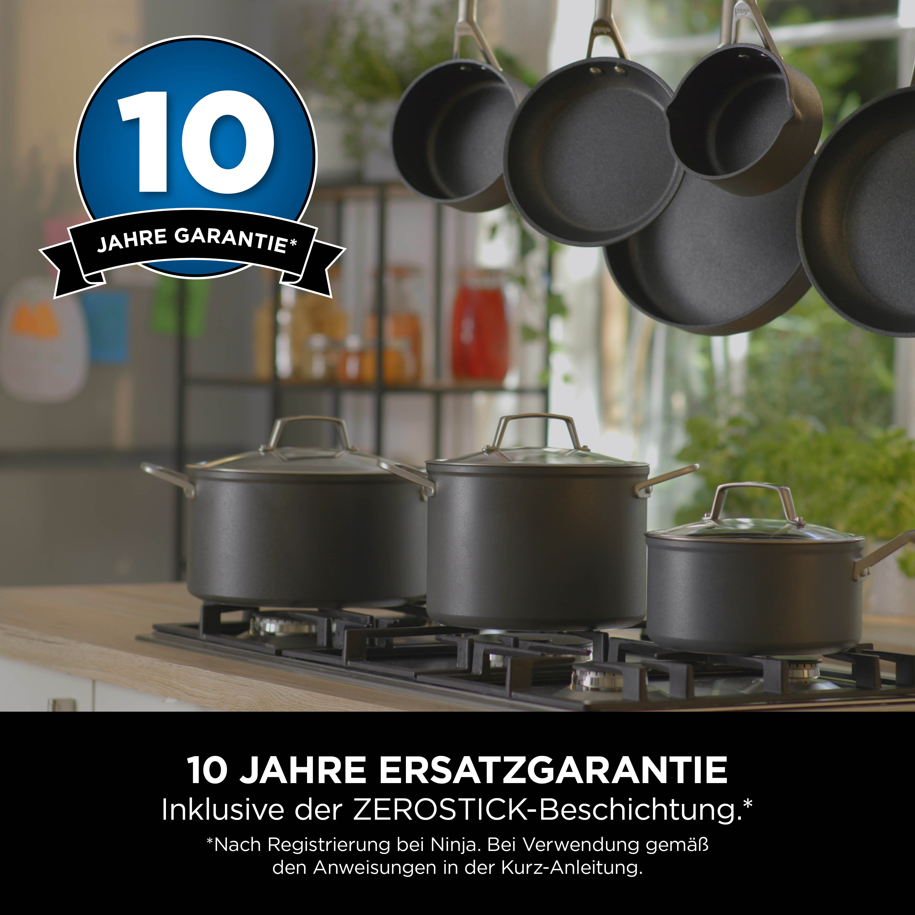 Drei Kochtöpfe auf einem Gasherd, mit einem 10-Jahre-Garantie-Logo.