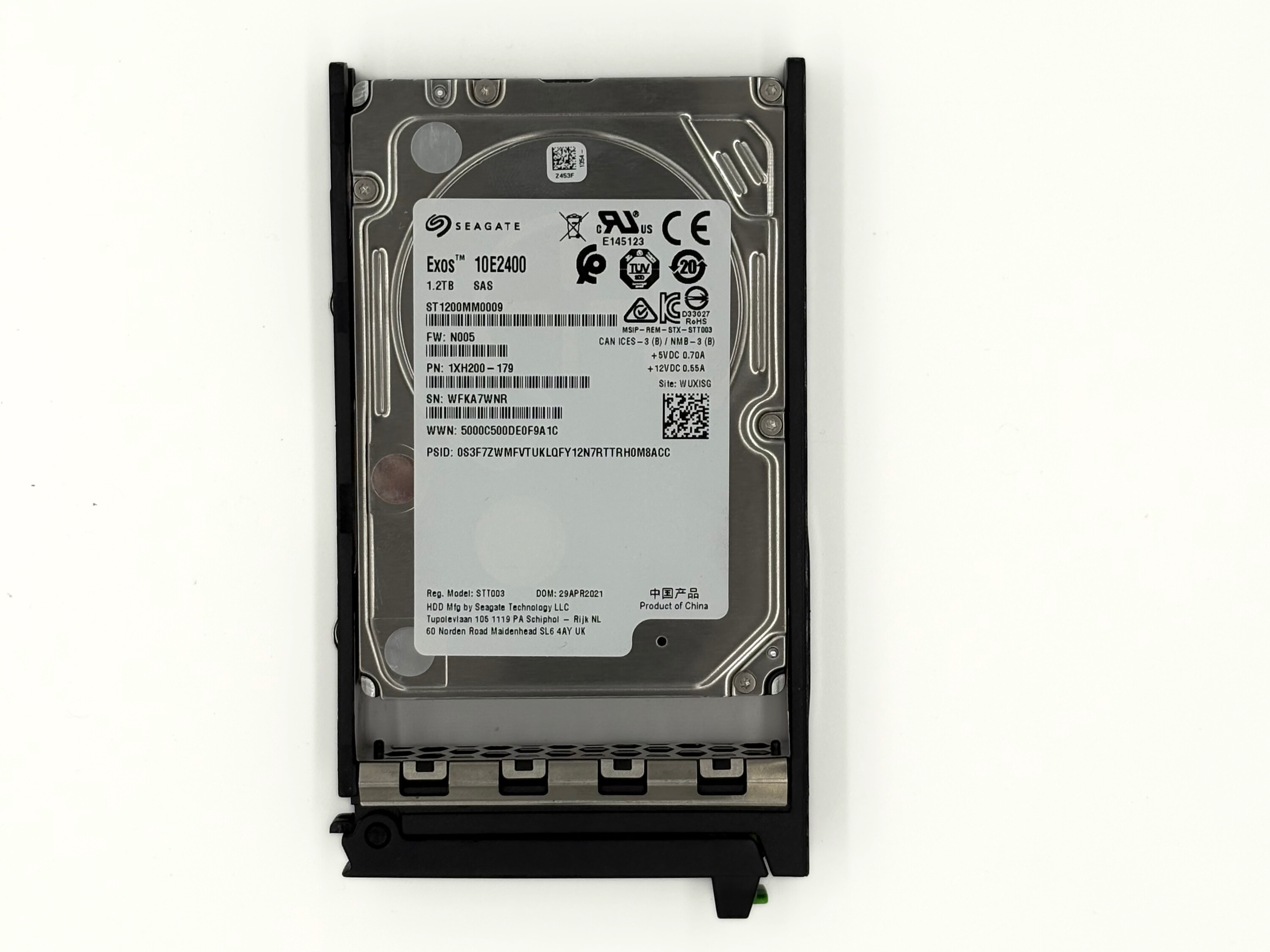 Hard disk Seagate Exos SAS da 1,2TB con numero di serie WFKA7WNR su sfondo bianco.