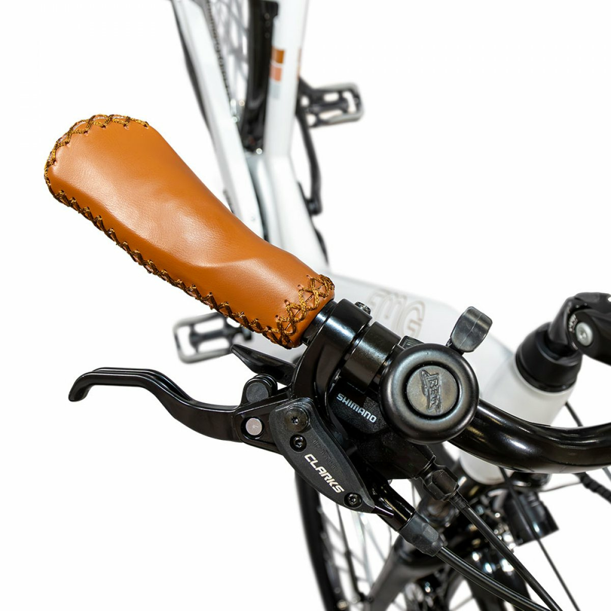 Manubrio di bicicletta con impugnatura in pelle marrone, freni neri.