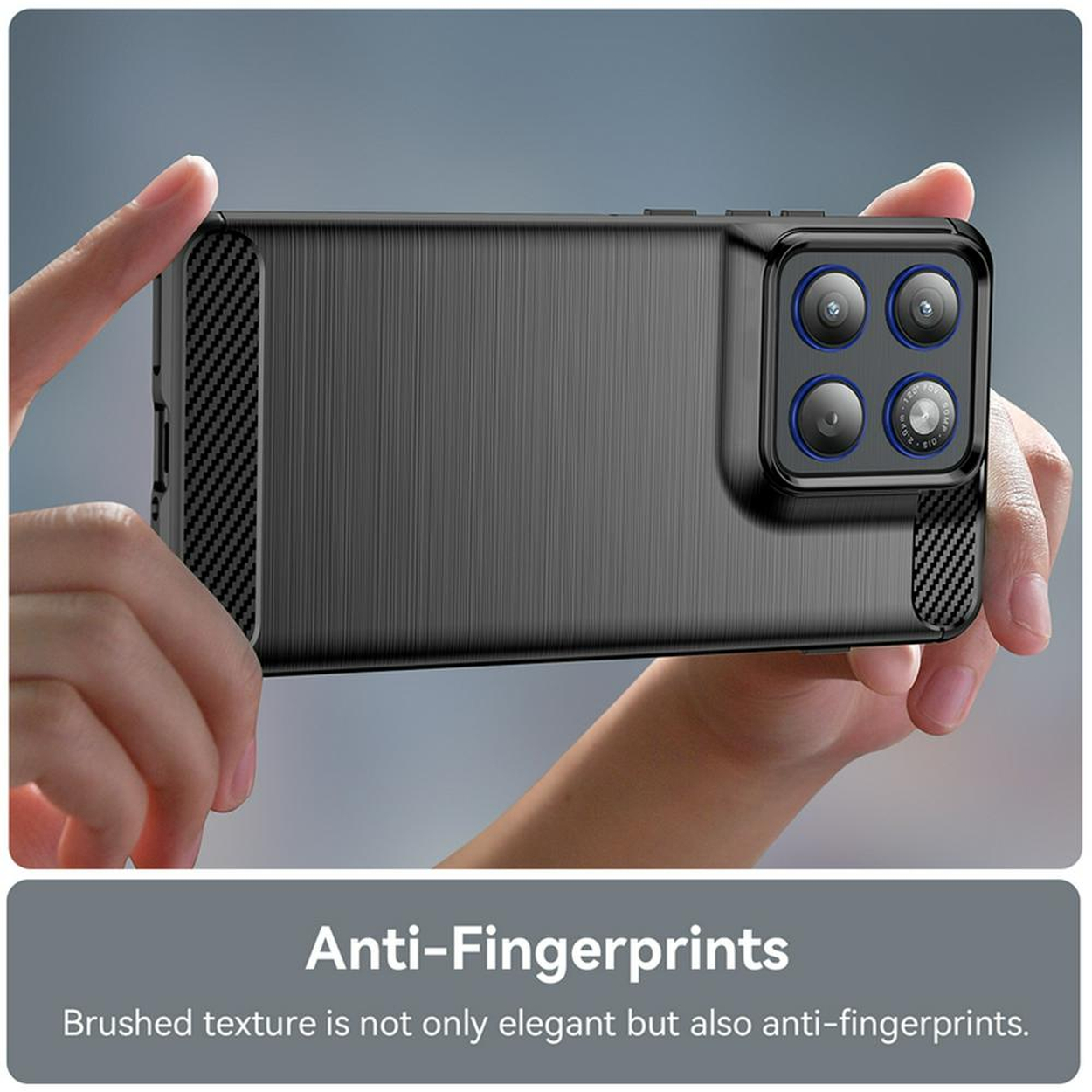 Des mains tiennent un téléphone à texture brossée et quatre caméras.