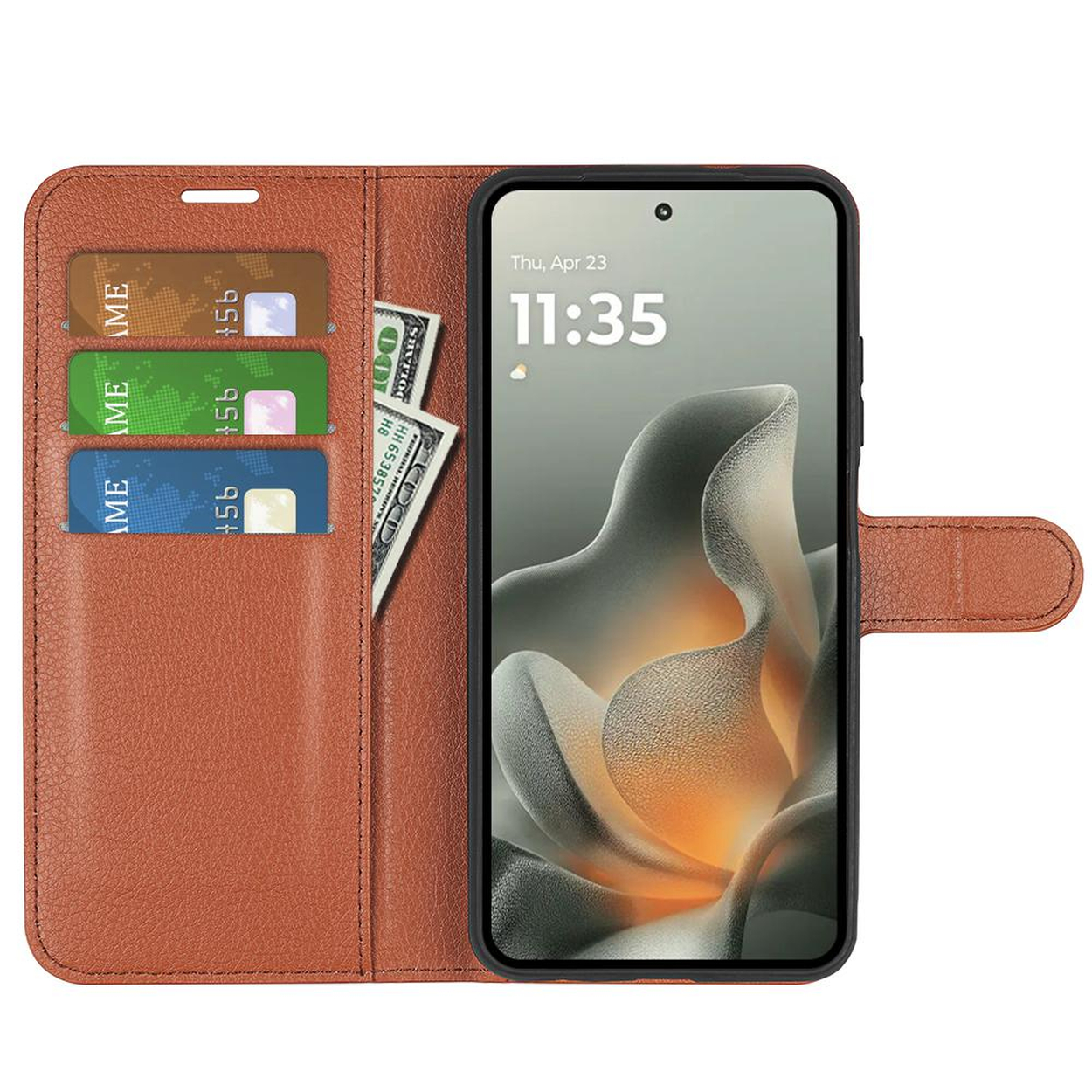 Étui portefeuille en cuir marron avec trois cartes, un billet et un smartphone affichant l'heure.