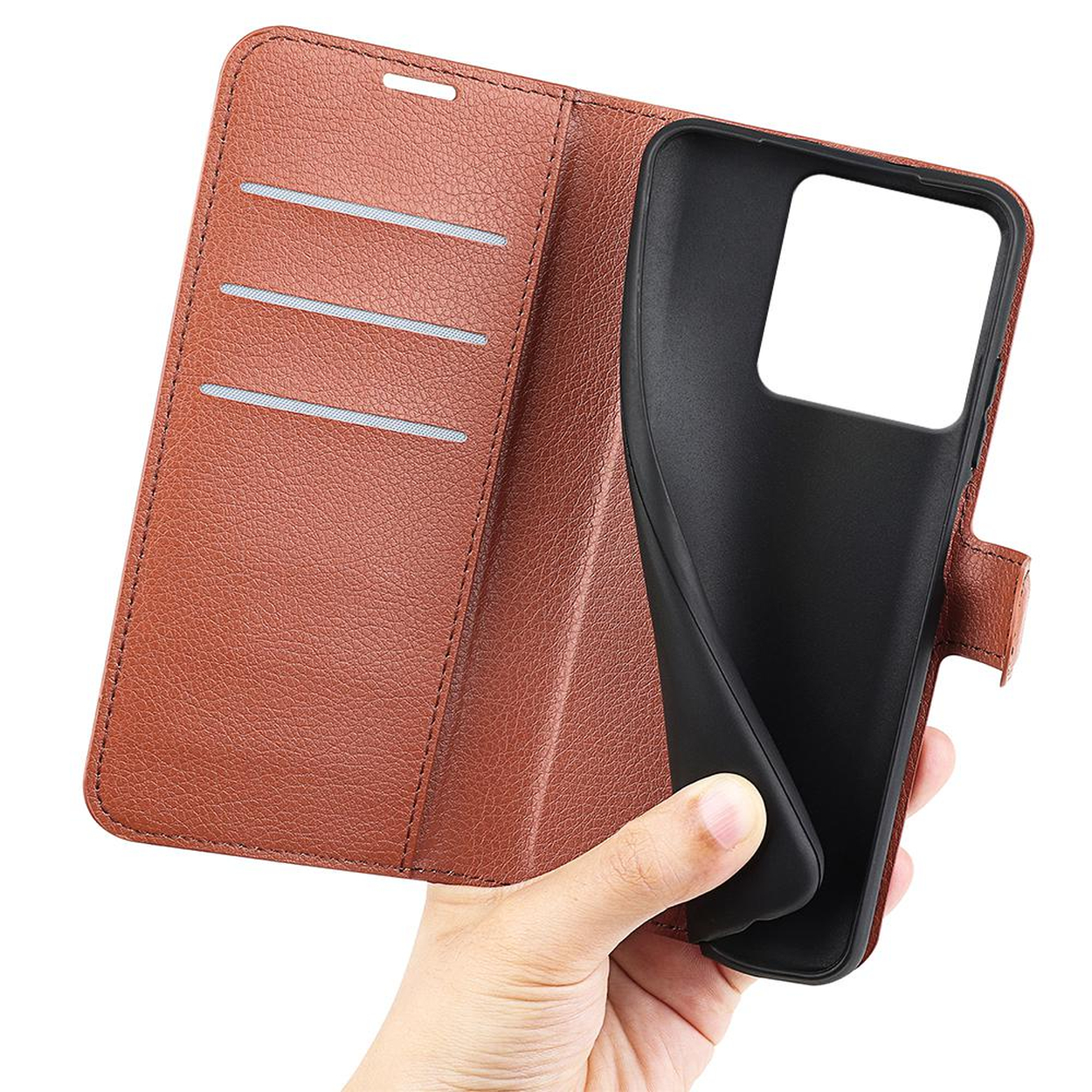 Étui de téléphone en cuir marron avec emplacements pour cartes et insert noir tenu par une main.