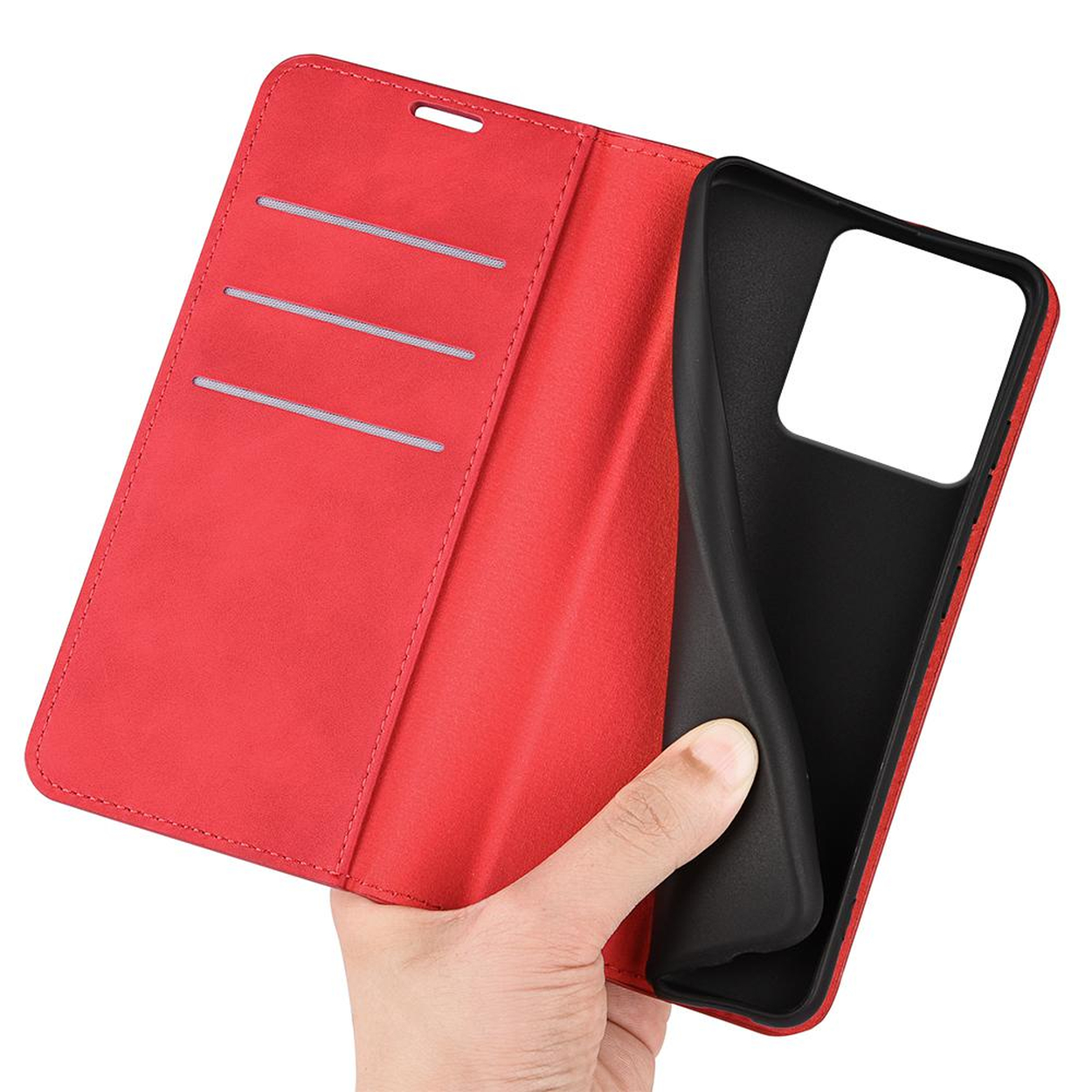 Étui de téléphone rouge avec fentes pour cartes et intérieur noir, tenu par une main.