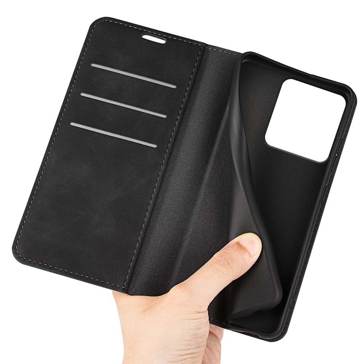 Une main tient un étui de téléphone noir ouvert avec des fentes.