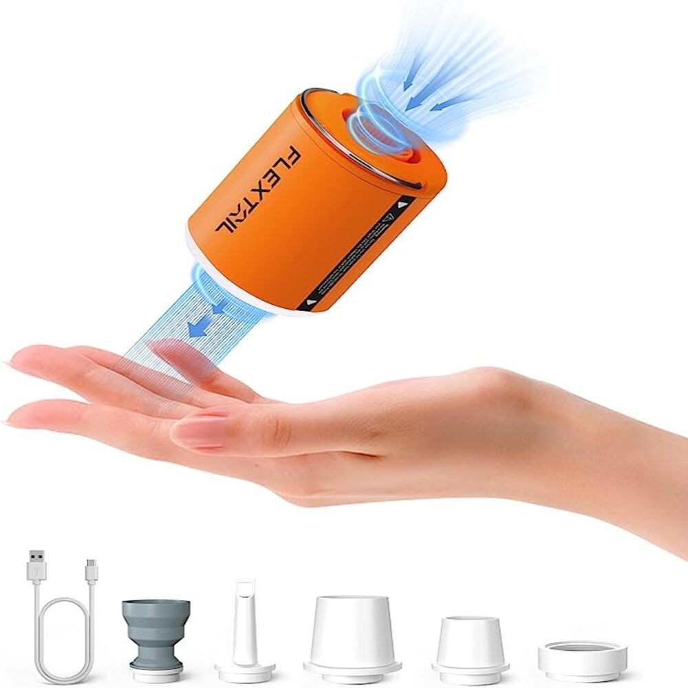 Orange Flextail-Gebläse auf einer Hand, mit Zubehör darunter.
