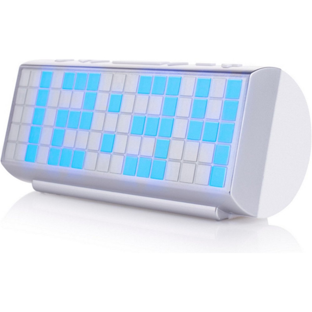 Ein digitaler Wecker mit blauen und weißen Pixeln zeigt die Uhrzeit an.