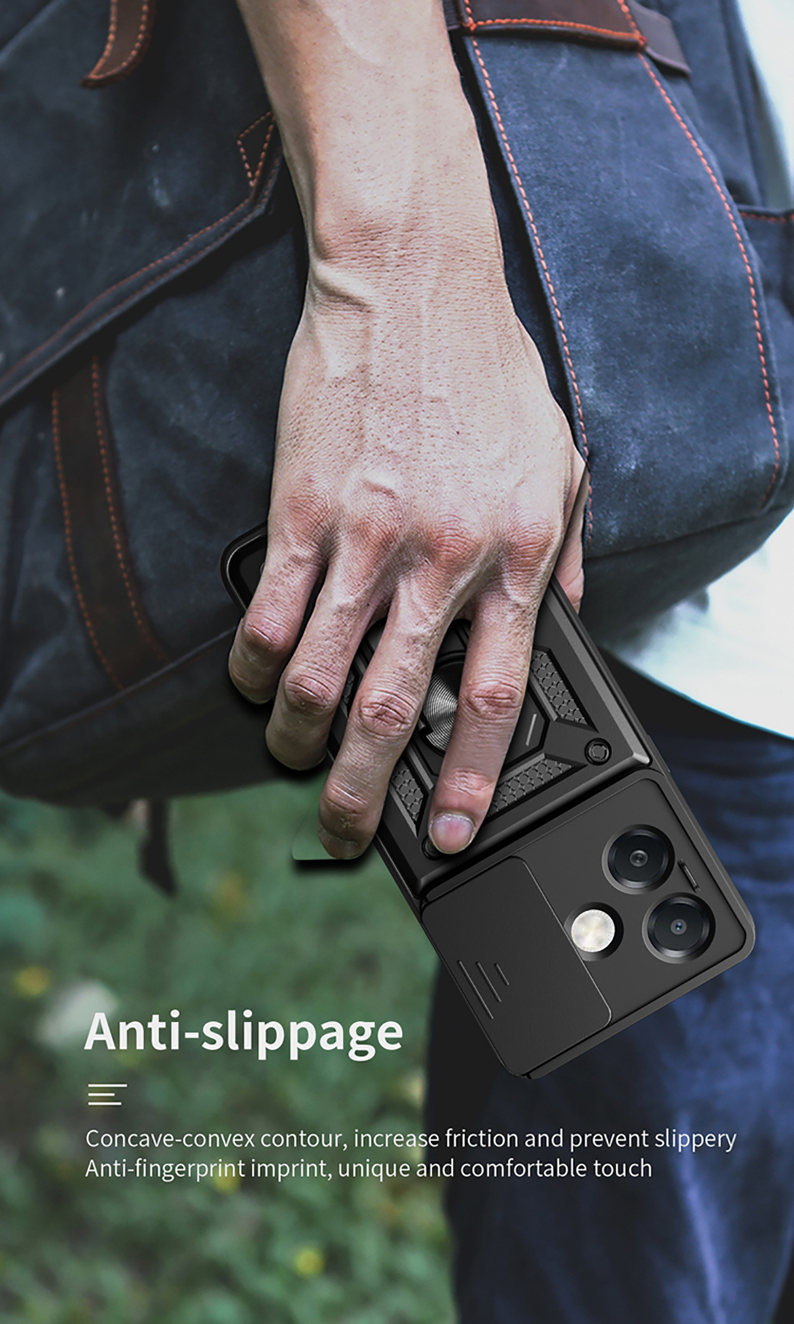 Hand houdt zwarte telefoonhoes met cameraklep en ringhouder vast tegen rugzak.