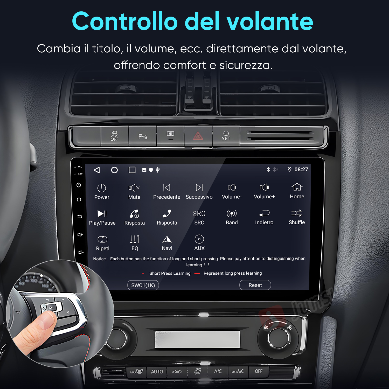 Un dito preme un pulsante sul volante, accanto a uno schermo autoradio con icone.