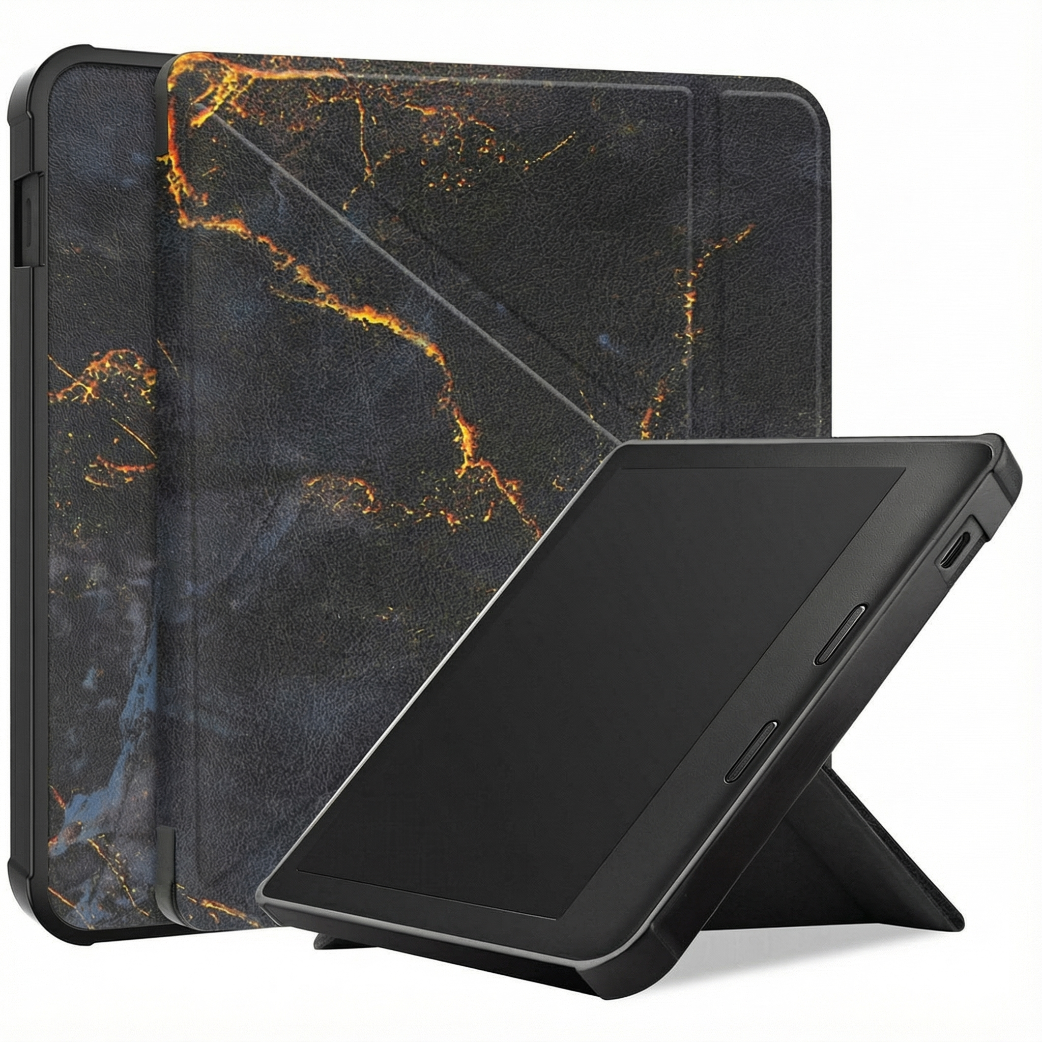 Een zwarte tablet in een gemarmerde hoes staat rechtop, geïsoleerd op wit.