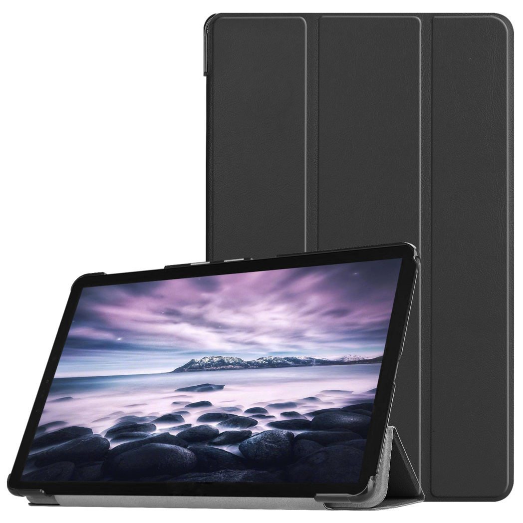 Een zwarte tablet in een hoes staat op een oppervlak. Het scherm toont een landschap.