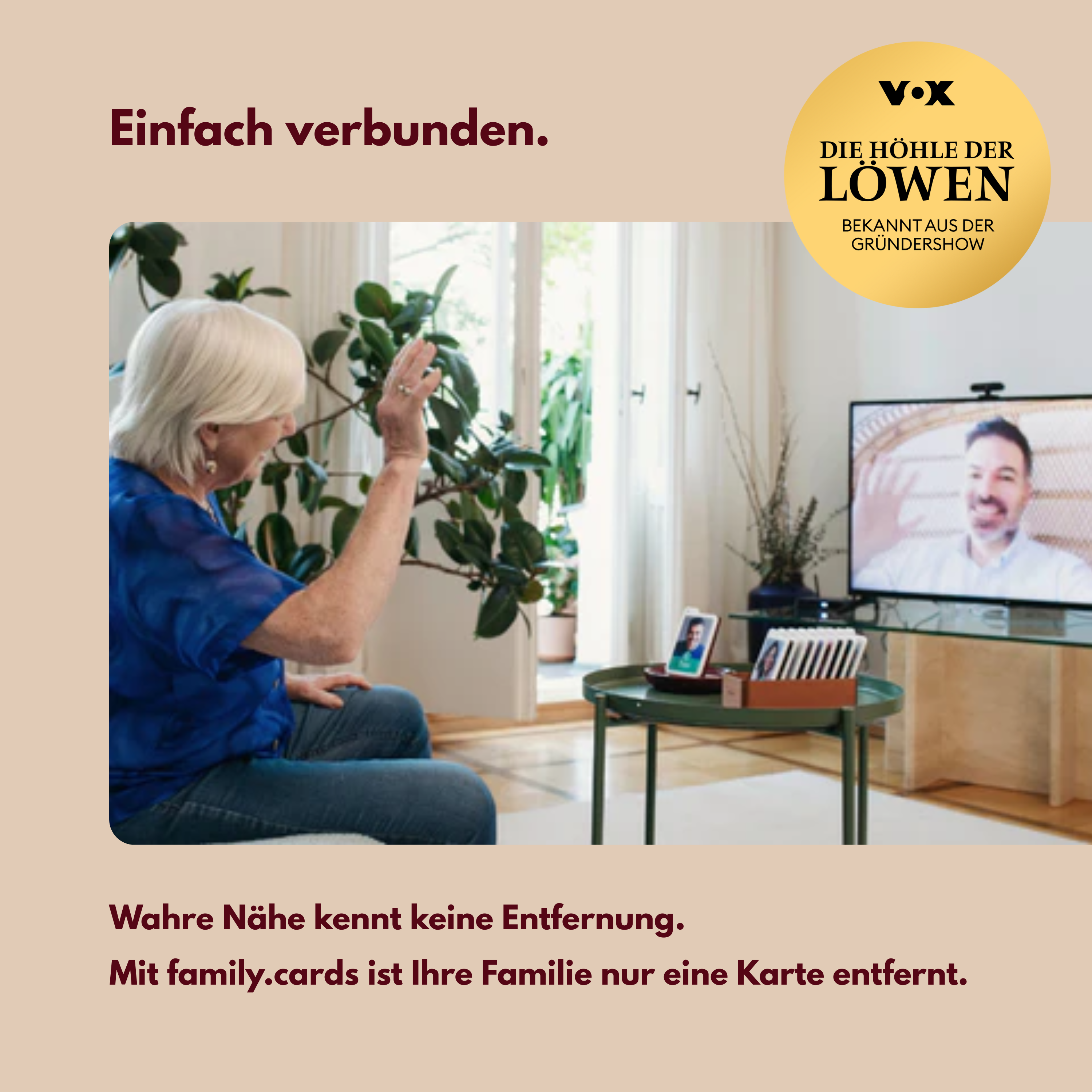 Eine ältere Frau winkt in die Kamera, während sie per Videoanruf mit einem Mann spricht.