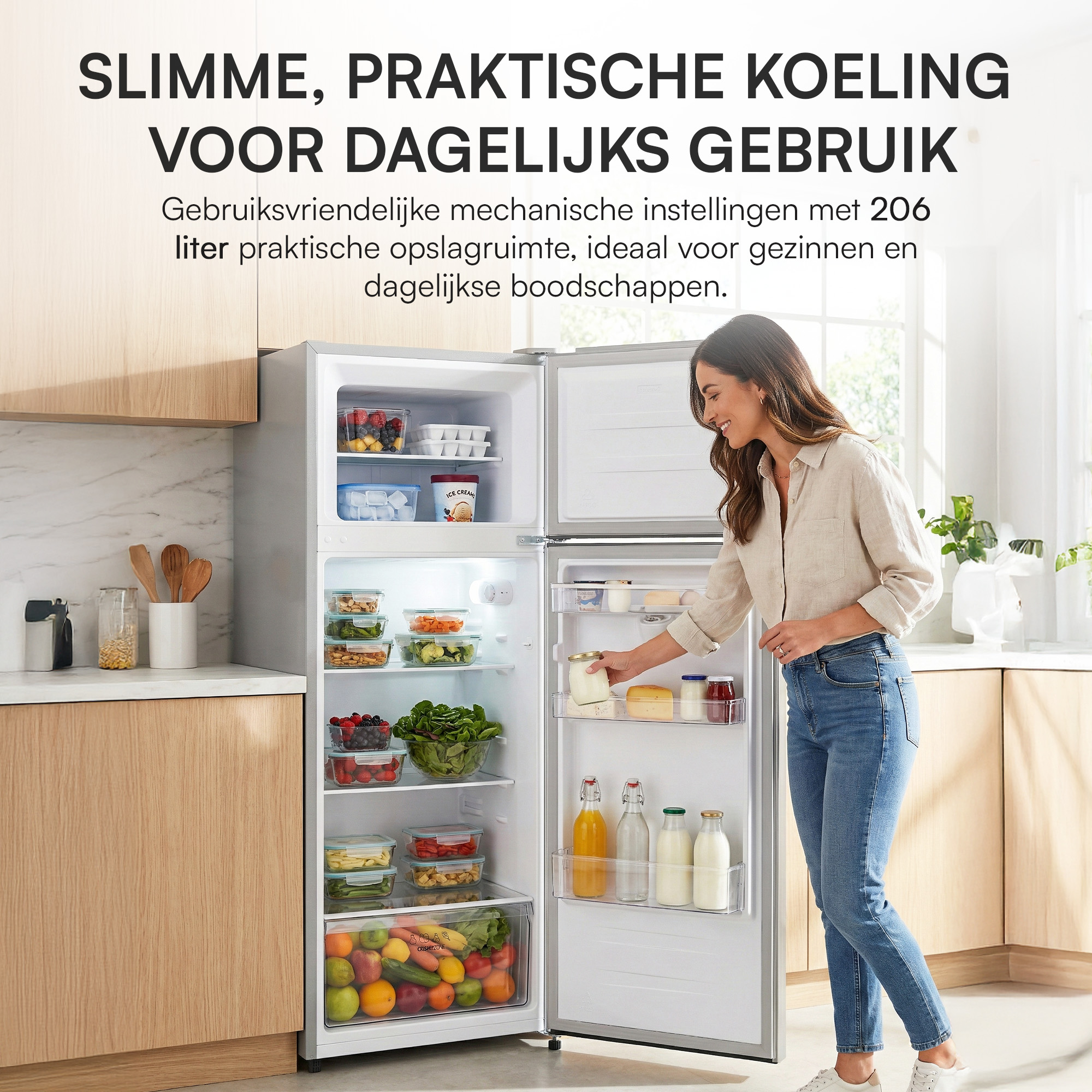 Eine Frau stellt ein Glas in einen vollen Kühlschrank mit Obst, Gemüse und Getränken.
