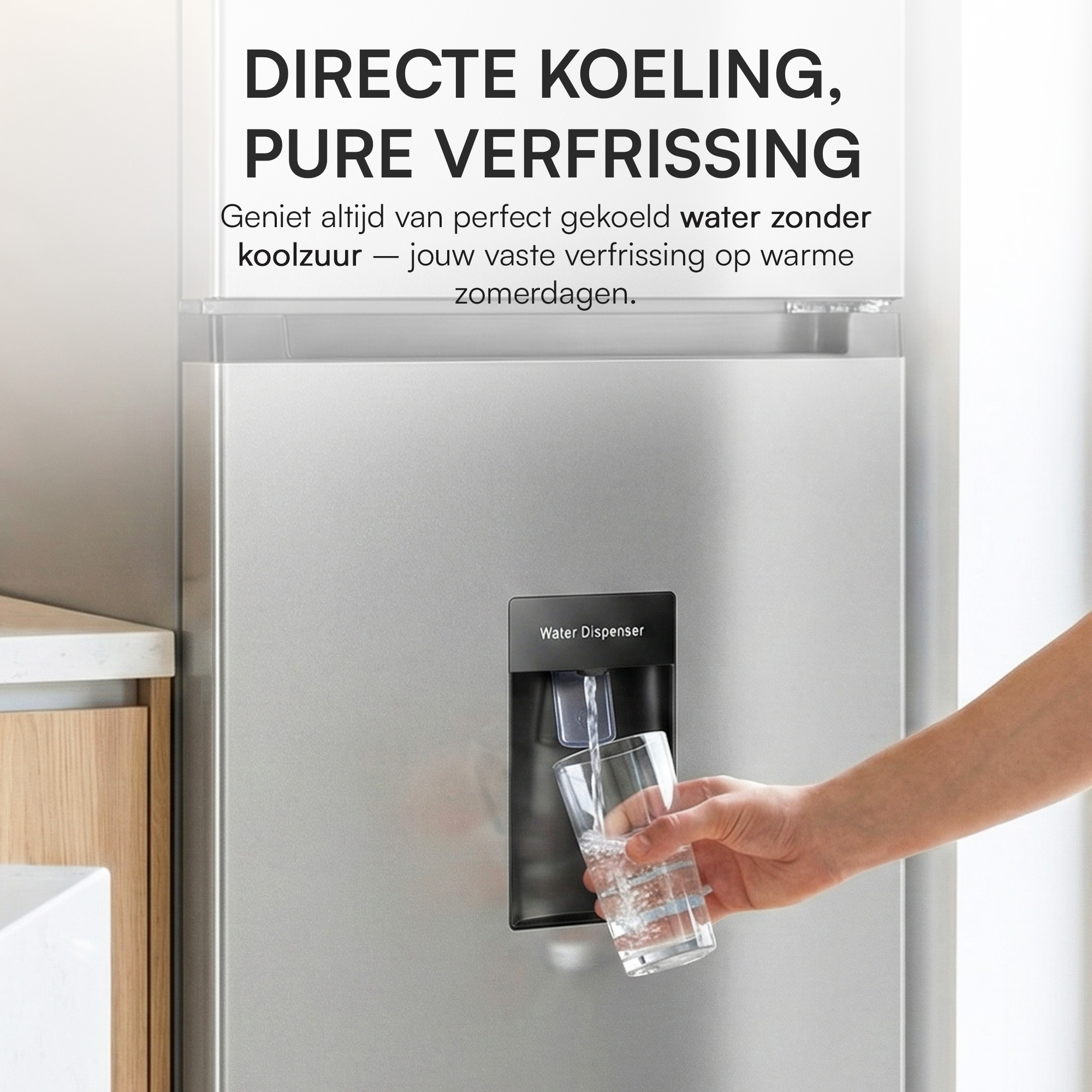 Eine Hand füllt ein Glas mit Wasser aus einem Kühlschrank-Wasserspender.