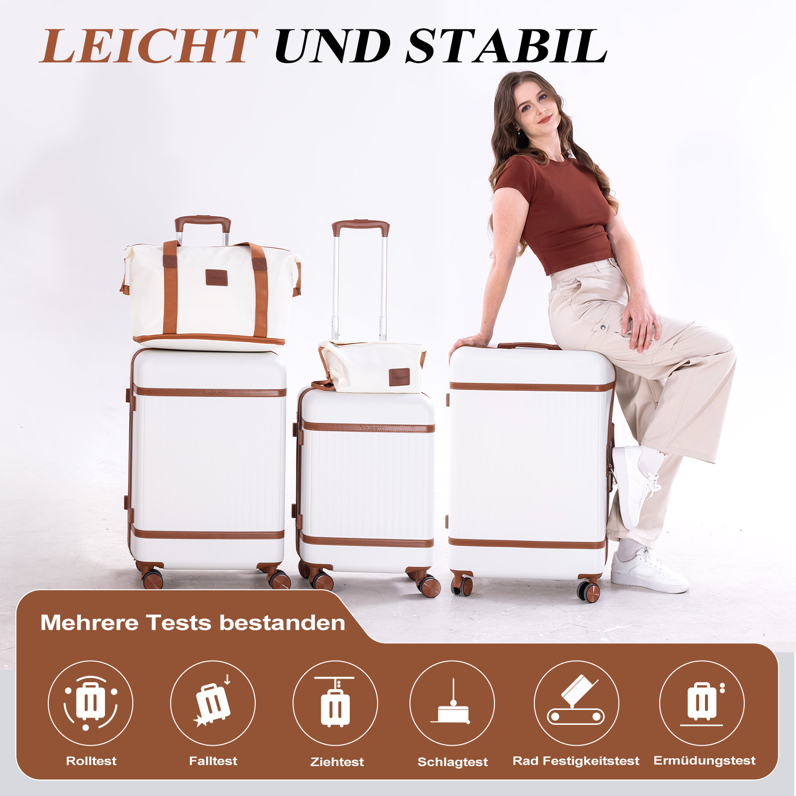 Eine Frau sitzt auf einem weißen Koffer mit braunen Akzenten. Mehrere Koffer sind aufgestellt.