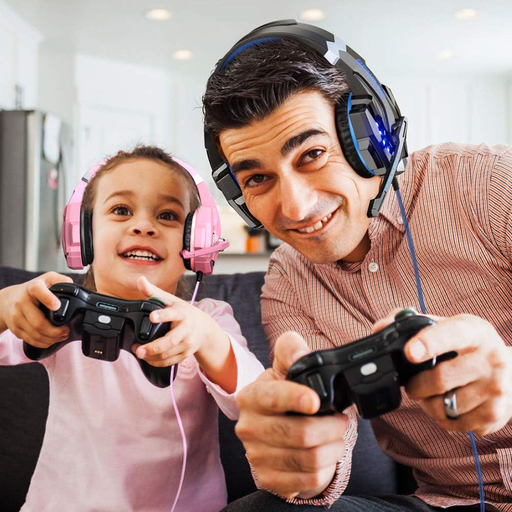Padre e figlio con cuffie e controller, giocano ai videogiochi a casa.