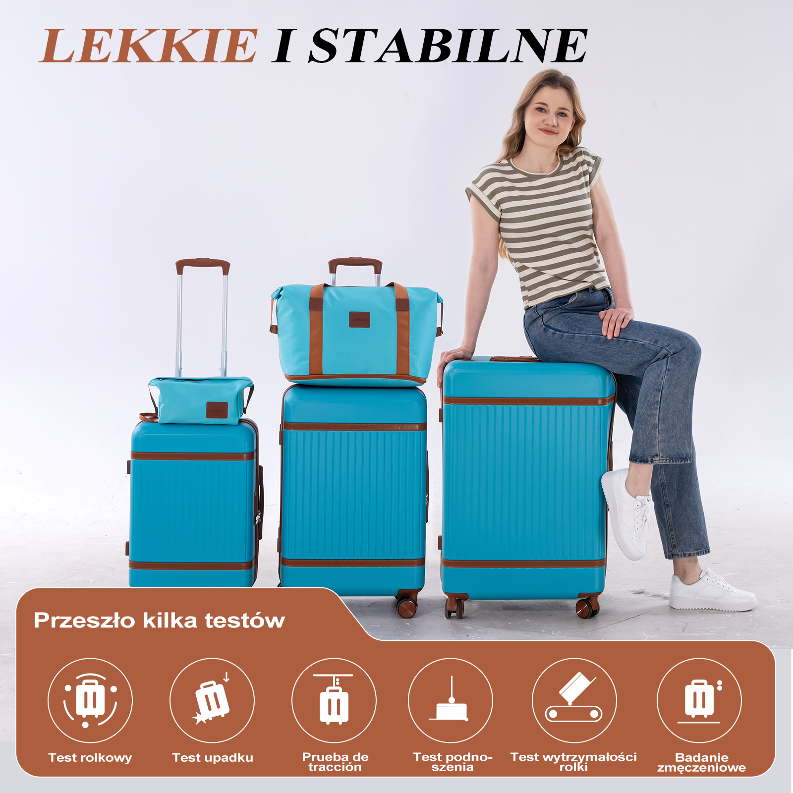 Kobieta siedzi na niebieskiej walizce. Obok stoją kolejne walizki.