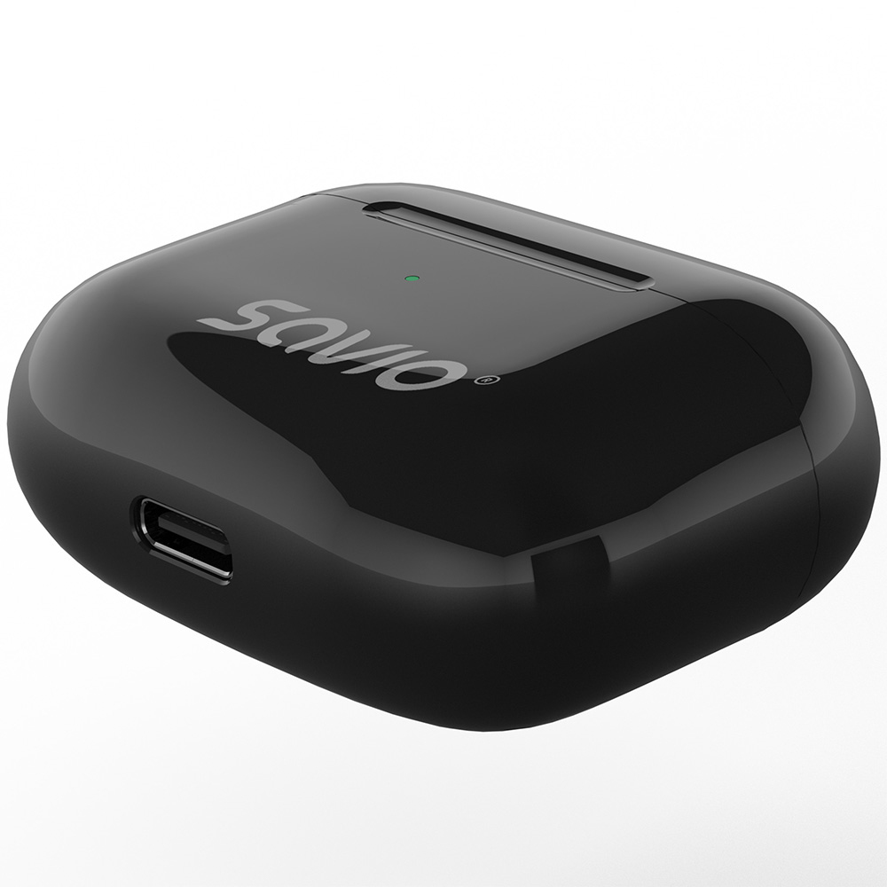 Czarne etui ładujące z logo Savio i portem USB-C.