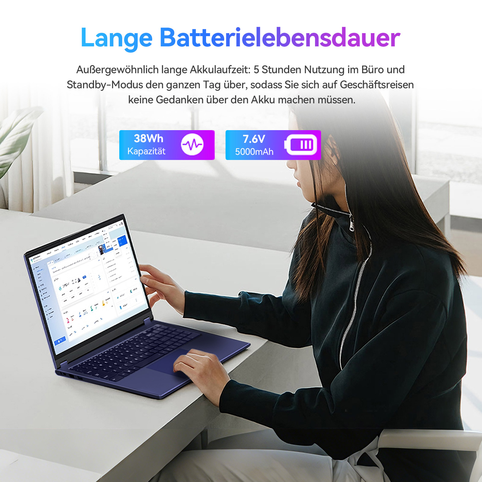 Frau mit einem lila Laptop, der auf langen Akkulaufzeit-Statistiken basiert.